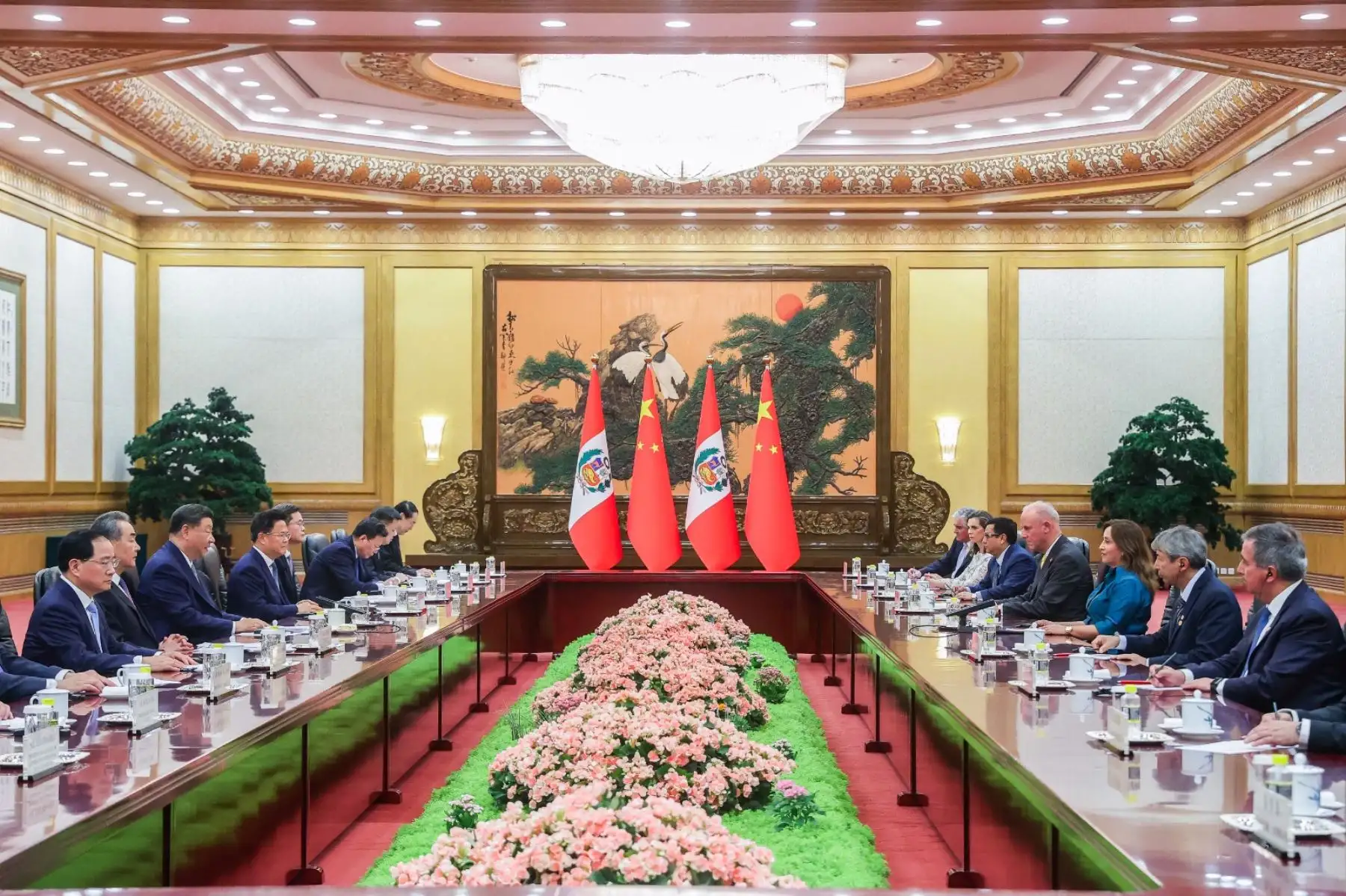 El presidente de China, Xi Jinping, dio la bienvenida este a su homóloga de Perú, Dina Boluarte, en una ceremonia oficial llevada a cabo en la Plaza del Este del Gran Palacio del Pueblo, en Pekín. Foto: ANDINA/Prensa Presidencia
