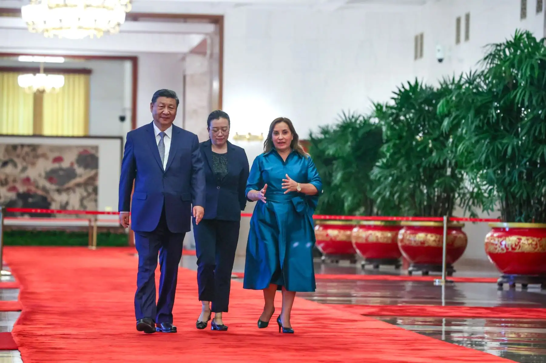 El presidente de China, Xi Jinping, dio la bienvenida este a su homóloga de Perú, Dina Boluarte, en una ceremonia oficial llevada a cabo en la Plaza del Este del Gran Palacio del Pueblo, en Pekín. Foto: ANDINA/Prensa Presidencia