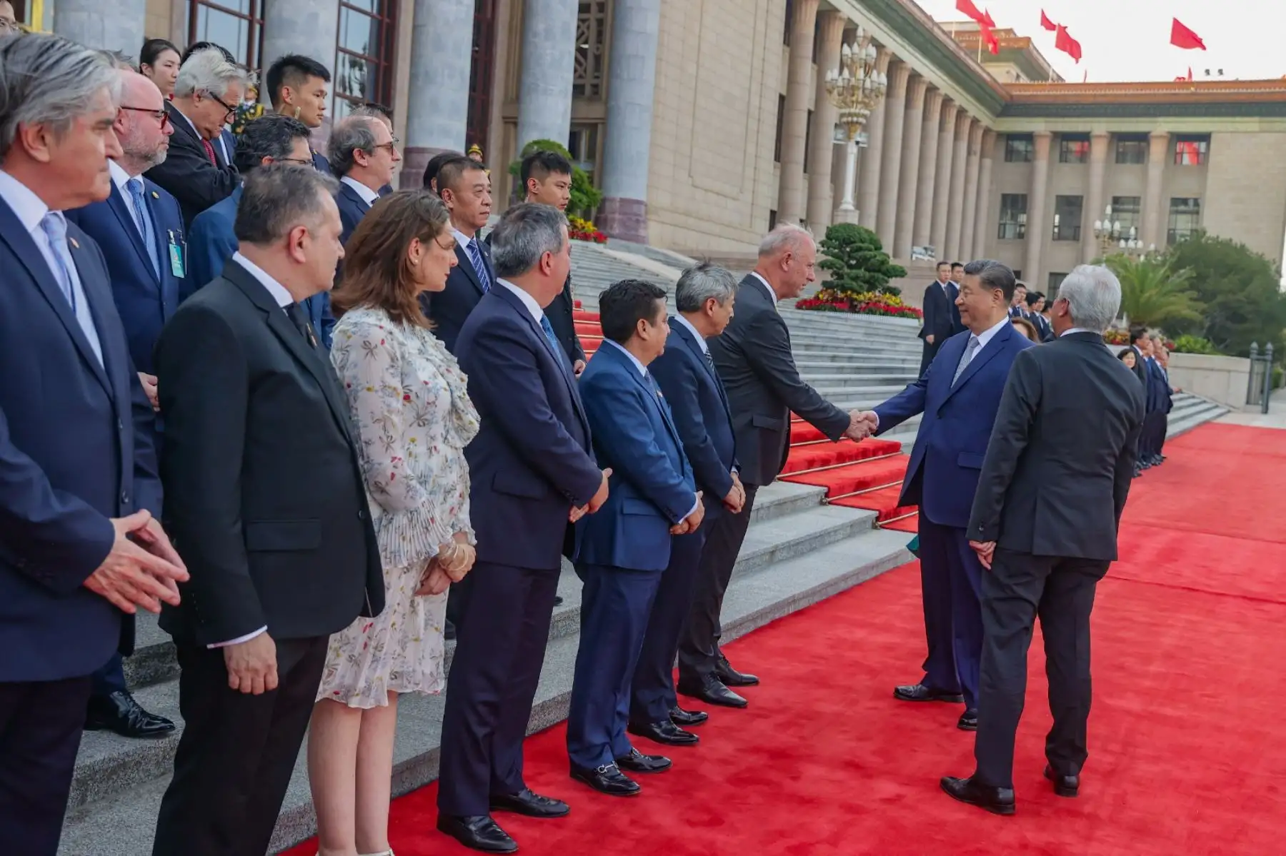 El presidente de China, Xi Jinping, dio la bienvenida este a su homóloga de Perú, Dina Boluarte, en una ceremonia oficial llevada a cabo en la Plaza del Este del Gran Palacio del Pueblo, en Pekín. Foto: ANDINA/Prensa Presidencia
