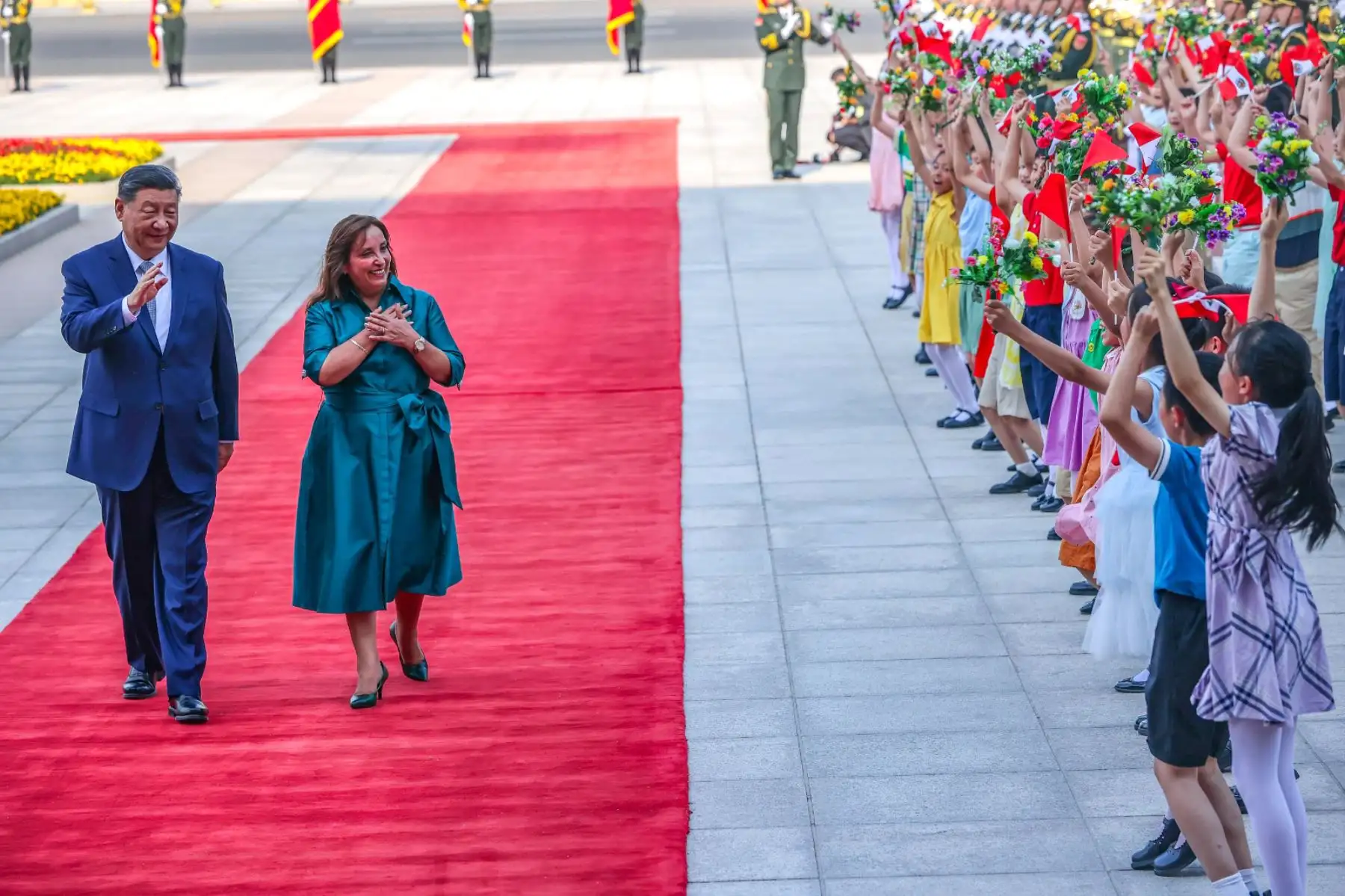 El presidente de China, Xi Jinping, dio la bienvenida este a su homóloga de Perú, Dina Boluarte, en una ceremonia oficial llevada a cabo en la Plaza del Este del Gran Palacio del Pueblo, en Pekín. Foto: ANDINA/Prensa Presidencia