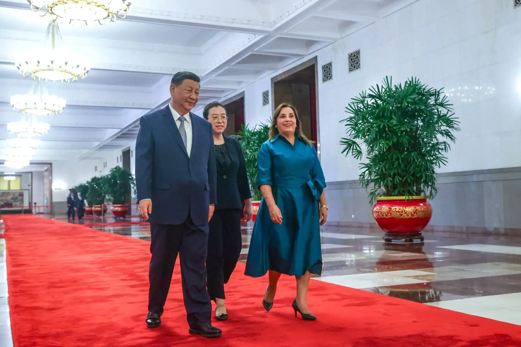 El presidente de China, Xi Jinping, dio la bienvenida este a su homóloga de Perú, Dina Boluarte, en una ceremonia oficial llevada a cabo en la Plaza del Este del Gran Palacio del Pueblo, en Pekín. Foto: ANDINA/Prensa Presidencia