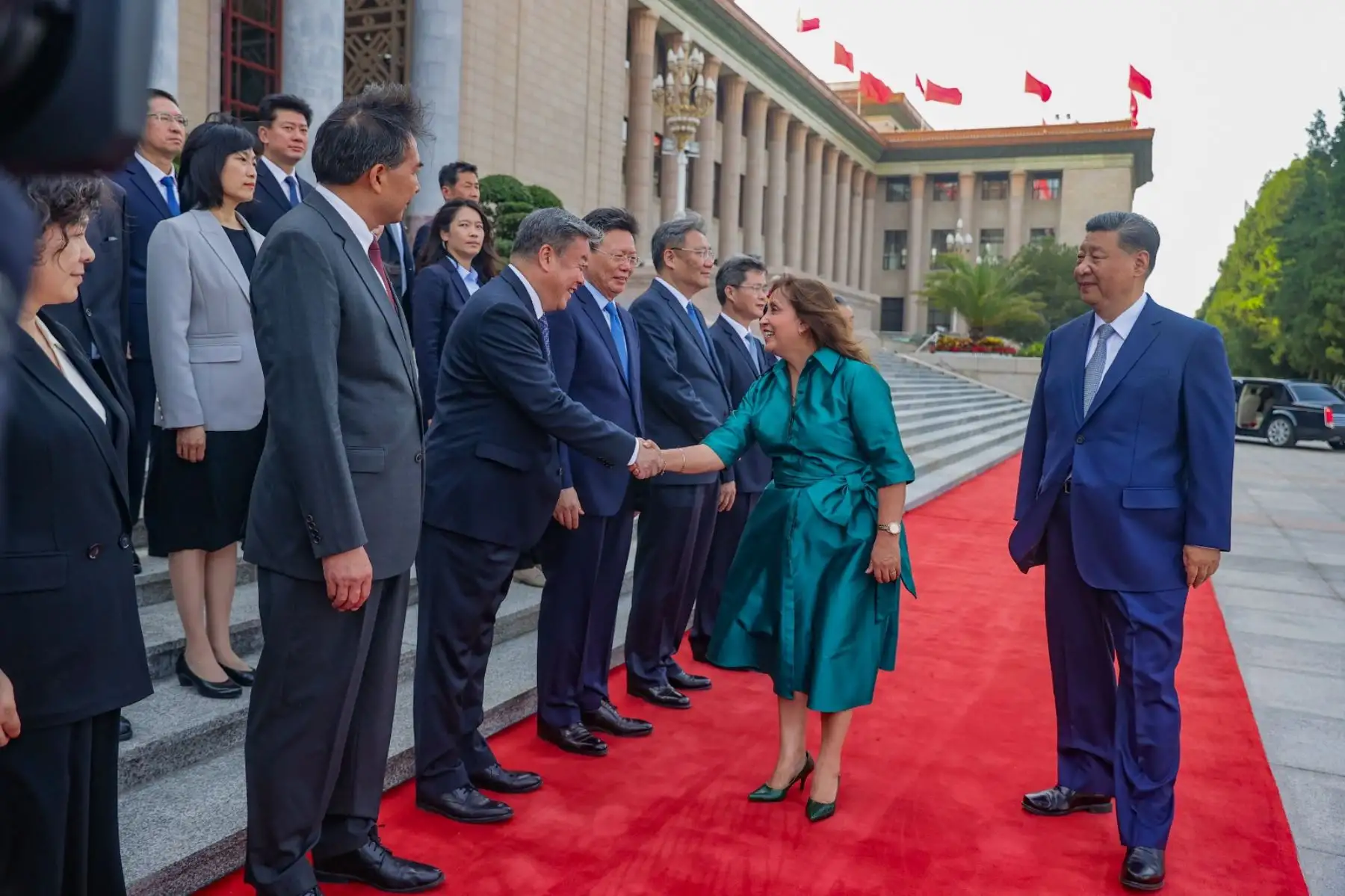 El presidente de China, Xi Jinping, dio la bienvenida este a su homóloga de Perú, Dina Boluarte, en una ceremonia oficial llevada a cabo en la Plaza del Este del Gran Palacio del Pueblo, en Pekín. Foto: ANDINA/Prensa Presidencia