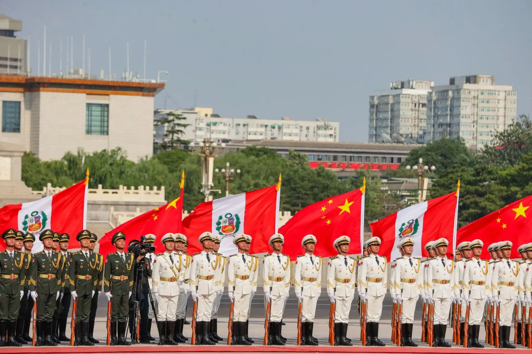 El presidente de China, Xi Jinping, dio la bienvenida este a su homóloga de Perú, Dina Boluarte, en una ceremonia oficial llevada a cabo en la Plaza del Este del Gran Palacio del Pueblo, en Pekín. Foto: ANDINA/Prensa Presidencia