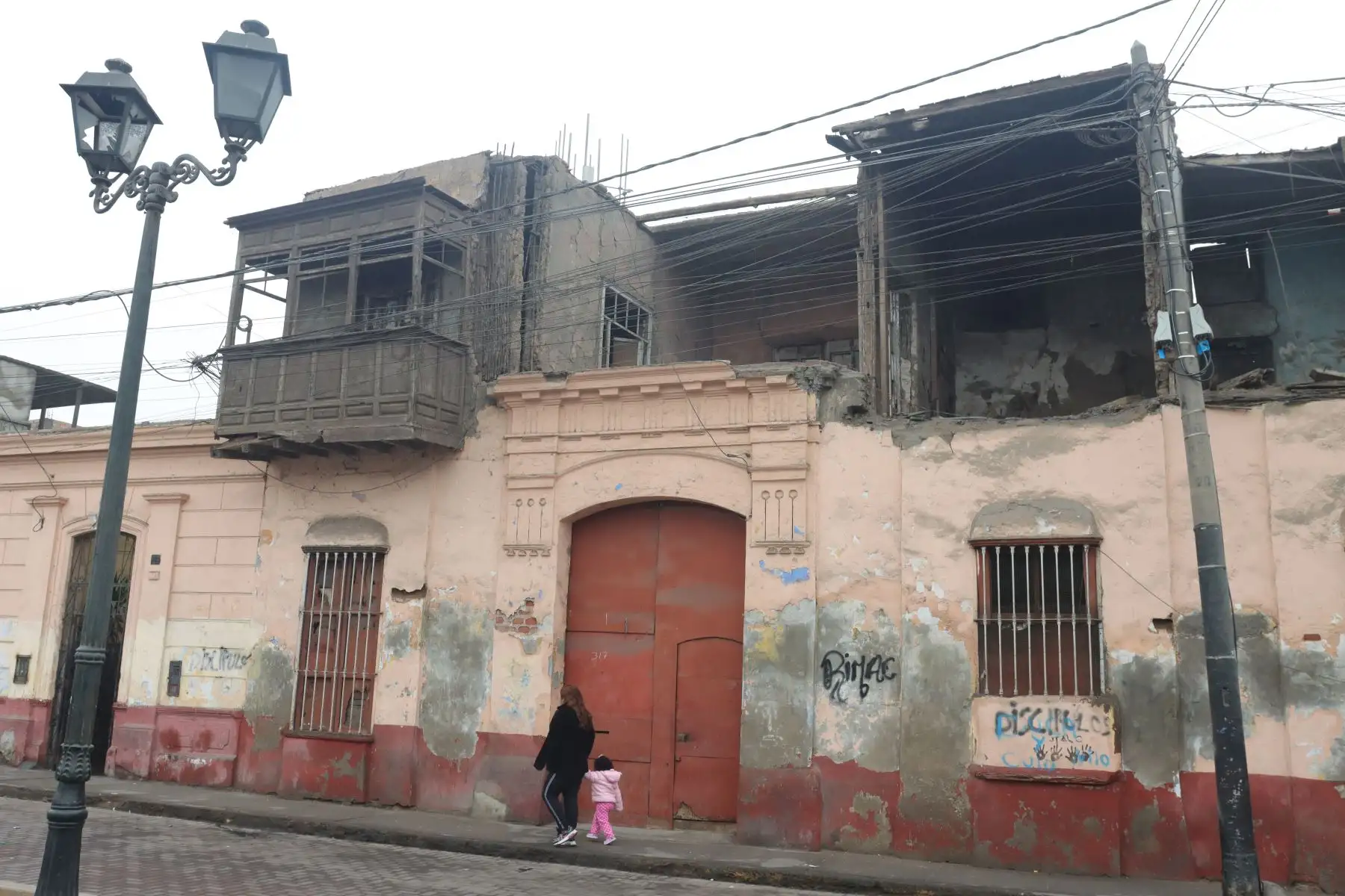 Viejas casonas históricas y balcones en mal estado a punto de colapsar en los distritos del Rímac y Cercado de Lima.
Recorrido por los jirones Virú, Trujillo, Pizarro y Chiclayo en el Rímac. 
Foto: ANDINA / Lino Chipana.