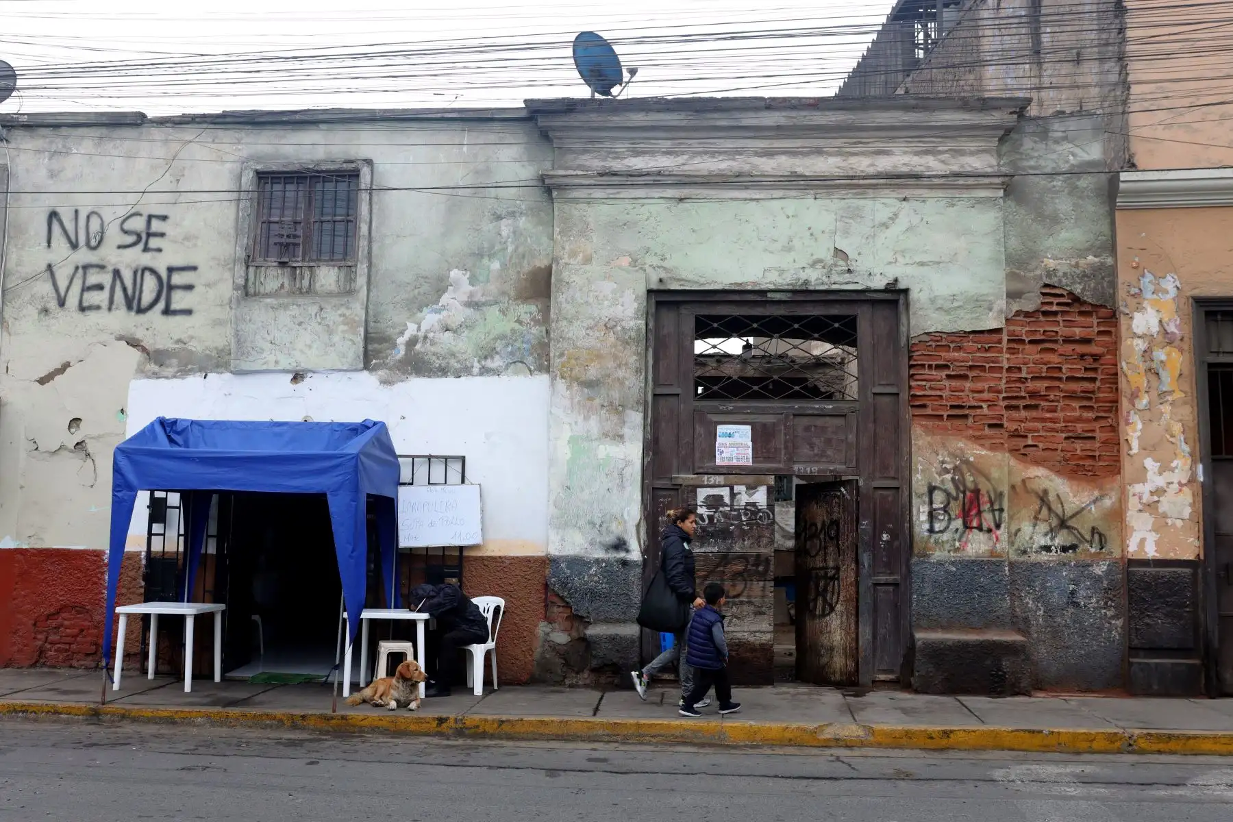 Viejas casonas históricas y balcones en mal estado a punto de colapsar en los distritos del Rímac y Cercado de Lima.
Recorrido por el jirón Pizarro,Rímac. 
Foto: ANDINA / Lino Chipana.