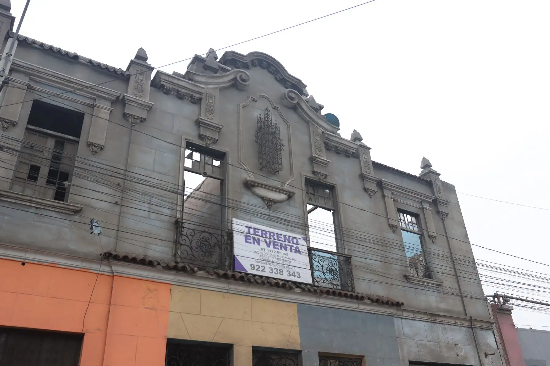 Viejas casonas históricas y balcones en mal estado a punto de colapsar en los distritos del Rímac y Cercado de Lima.
Recorrido por el jirón Pizarro  Rímac. 
Foto: ANDINA / Lino Chipana.