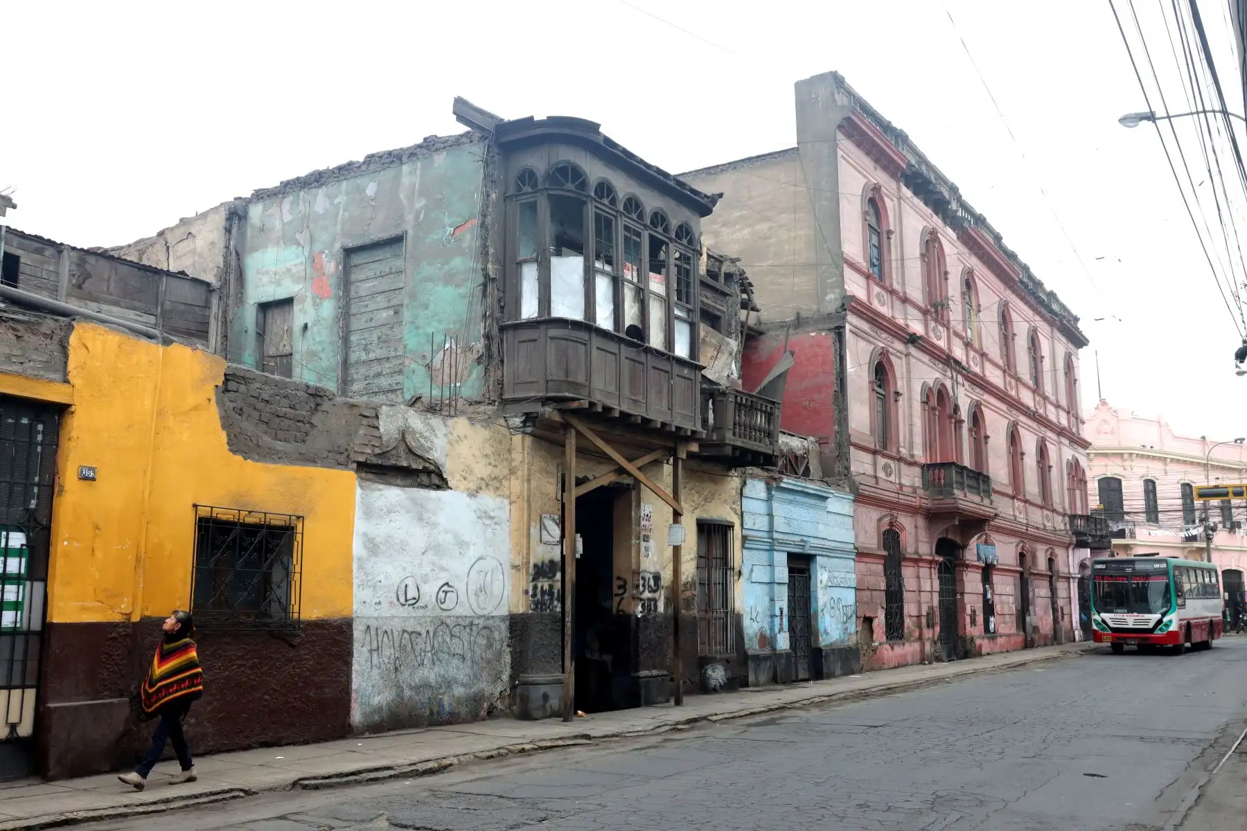Viejas casonas históricas y balcones en mal estado a punto de colapsar en los distritos del Rímac y Cercado de Lima.
Recorrido por los jirón Chiclayo cuadra 1, el Rímac. 
Foto: ANDINA / Lino Chipana.