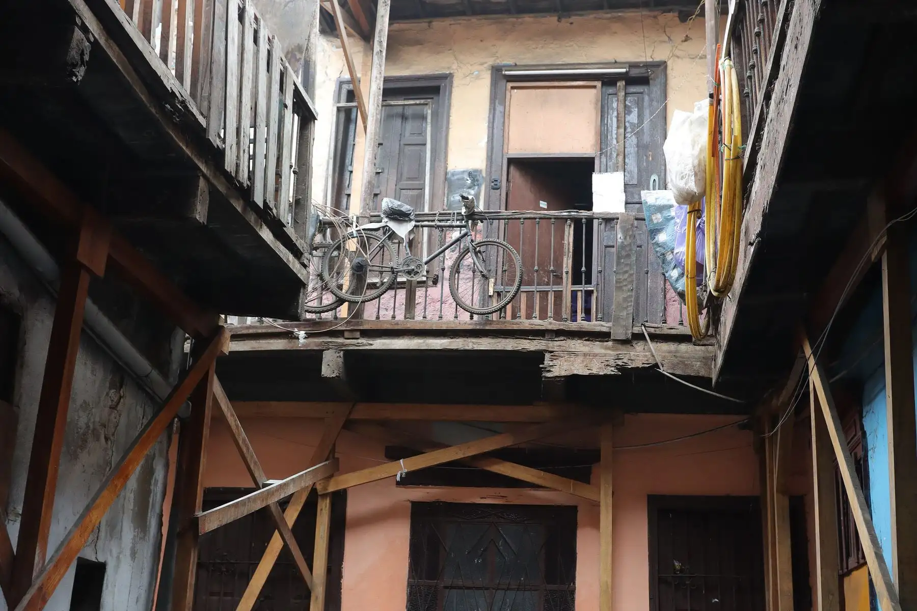 Viejas casonas históricas y balcones en mal estado a punto de colapsar en los distritos del Rímac y Cercado de Lima.
Recorrido por los jirón Chiclayo cuadra 3, Rímac. 
Foto: ANDINA / Lino Chipana.