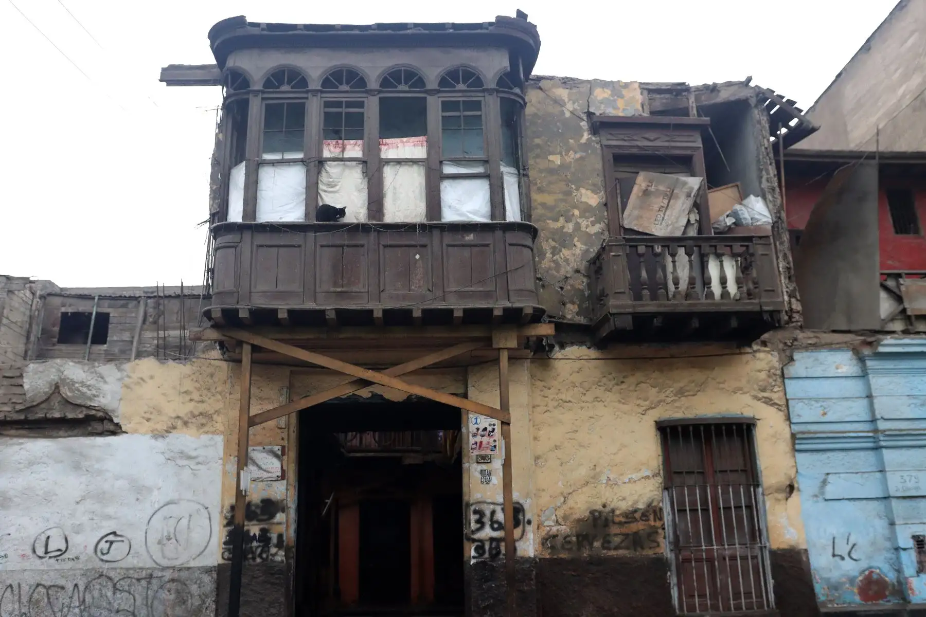 Viejas casonas históricas y balcones en mal estado a punto de colapsar en los distritos del Rímac y Cercado de Lima.
Recorrido por los jirón Chiclayo cuadra 3, Rímac. 
Foto: ANDINA / Lino Chipana.