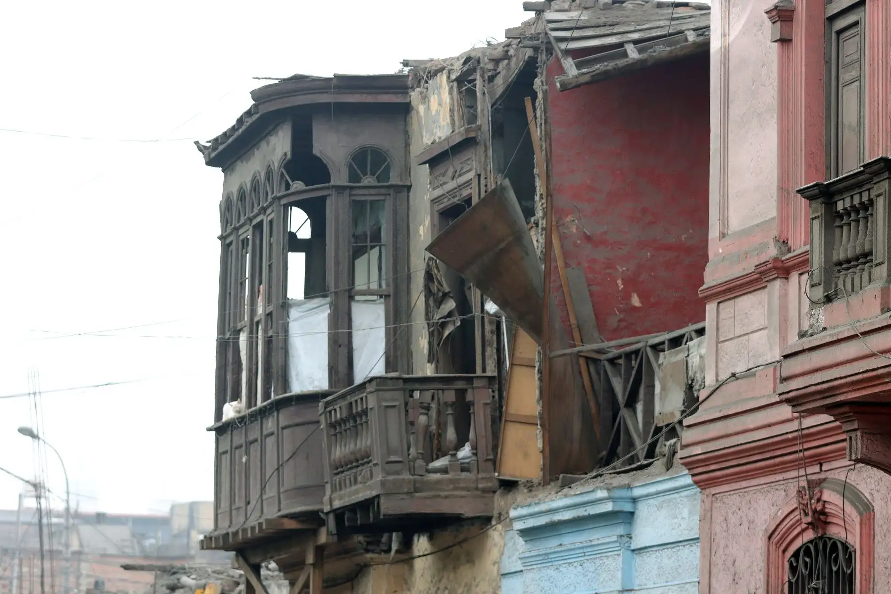 Viejas casonas históricas y balcones en mal estado a punto de colapsar en los distritos del Rímac y Cercado de Lima.
Recorrido por los jirón Chiclayo cuadra 3, Rímac. 
Foto: ANDINA / Lino Chipana.