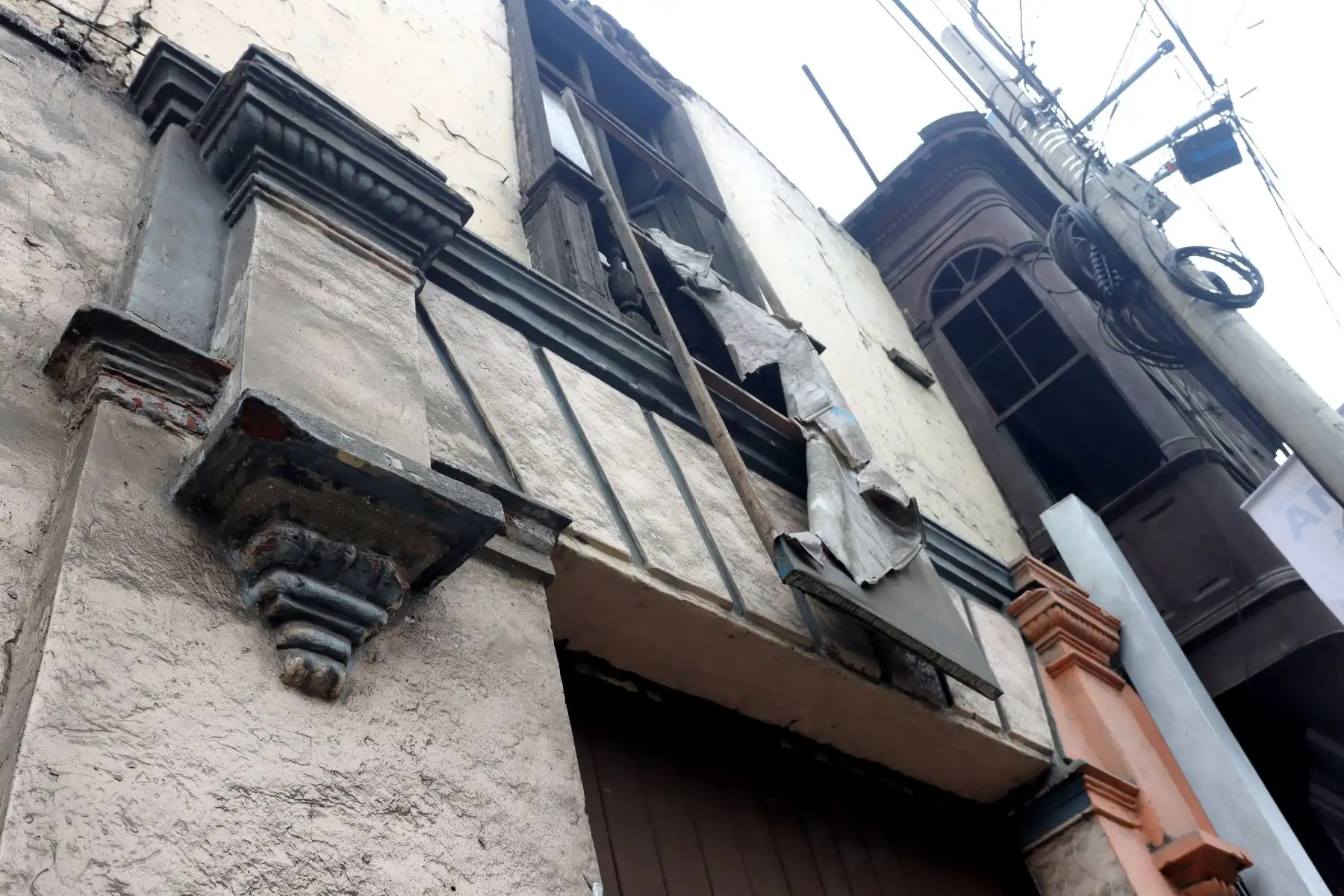 Viejas casonas históricas y balcones en mal estado a punto de colapsar en los distritos del Rímac y Cercado de Lima.
Recorrido por los jirón Trujillo cuadra 3, Rímac. 
Foto: ANDINA / Lino Chipana.