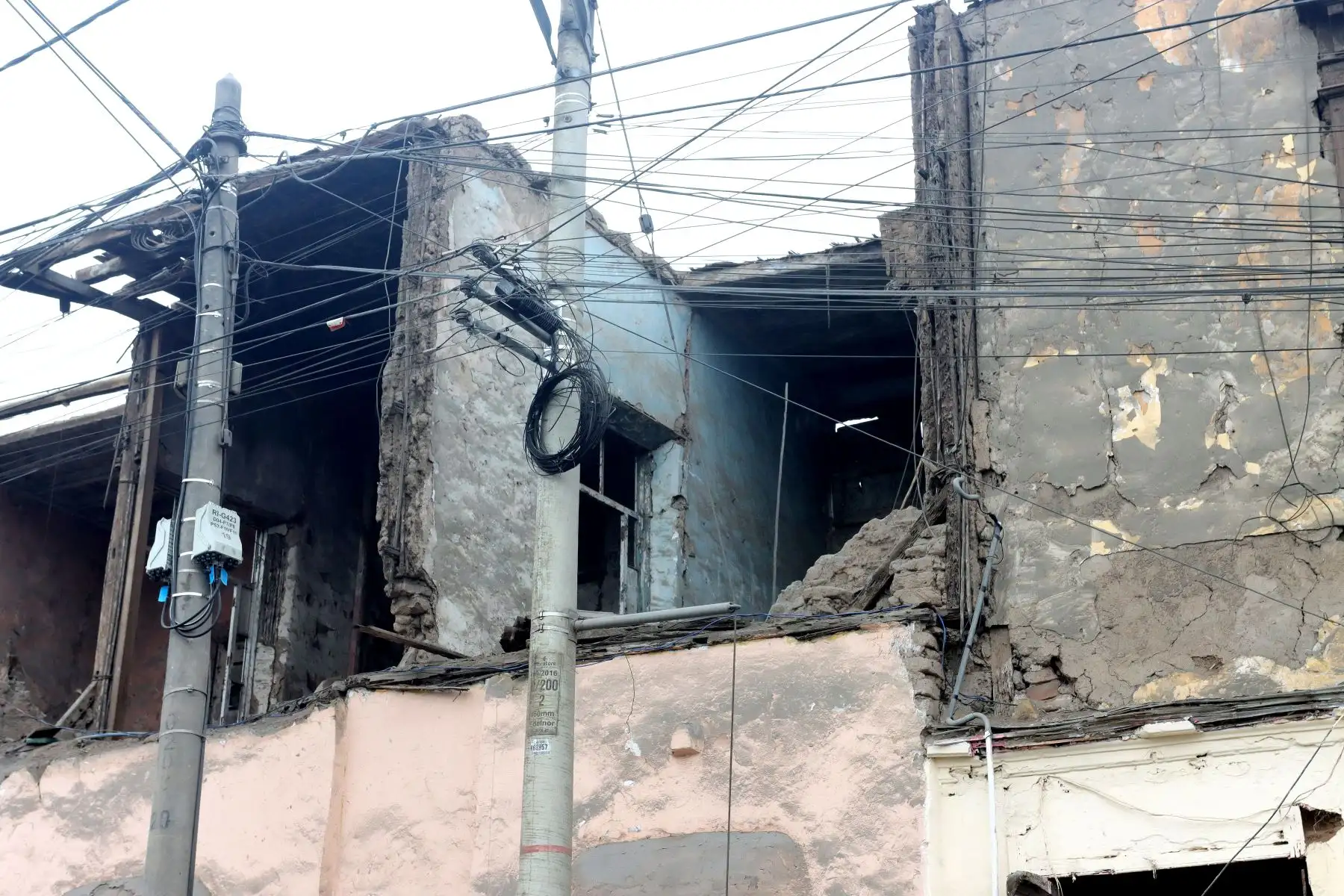 Viejas casonas históricas y balcones en mal estado a punto de colapsar en los distritos del Rímac y Cercado de Lima.
Recorrido por los jirones Virú cuadra 3, Rímac. 
Foto: ANDINA / Lino Chipana.