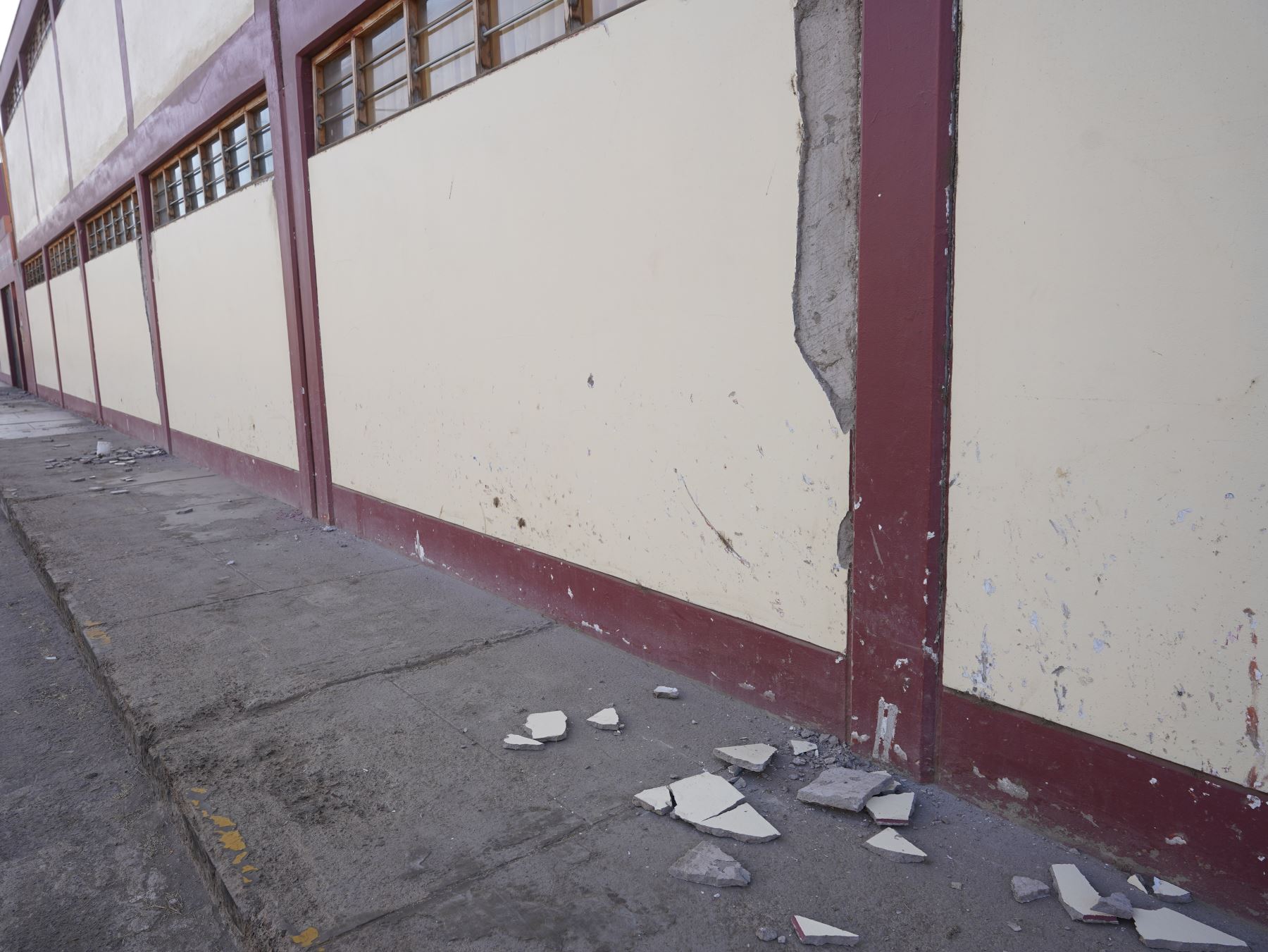 El fuerte sismo de magnitud 7.0 registrado hoy en Arequipa causó daños también en varios colegios de Arequipa y Ayacucho.
