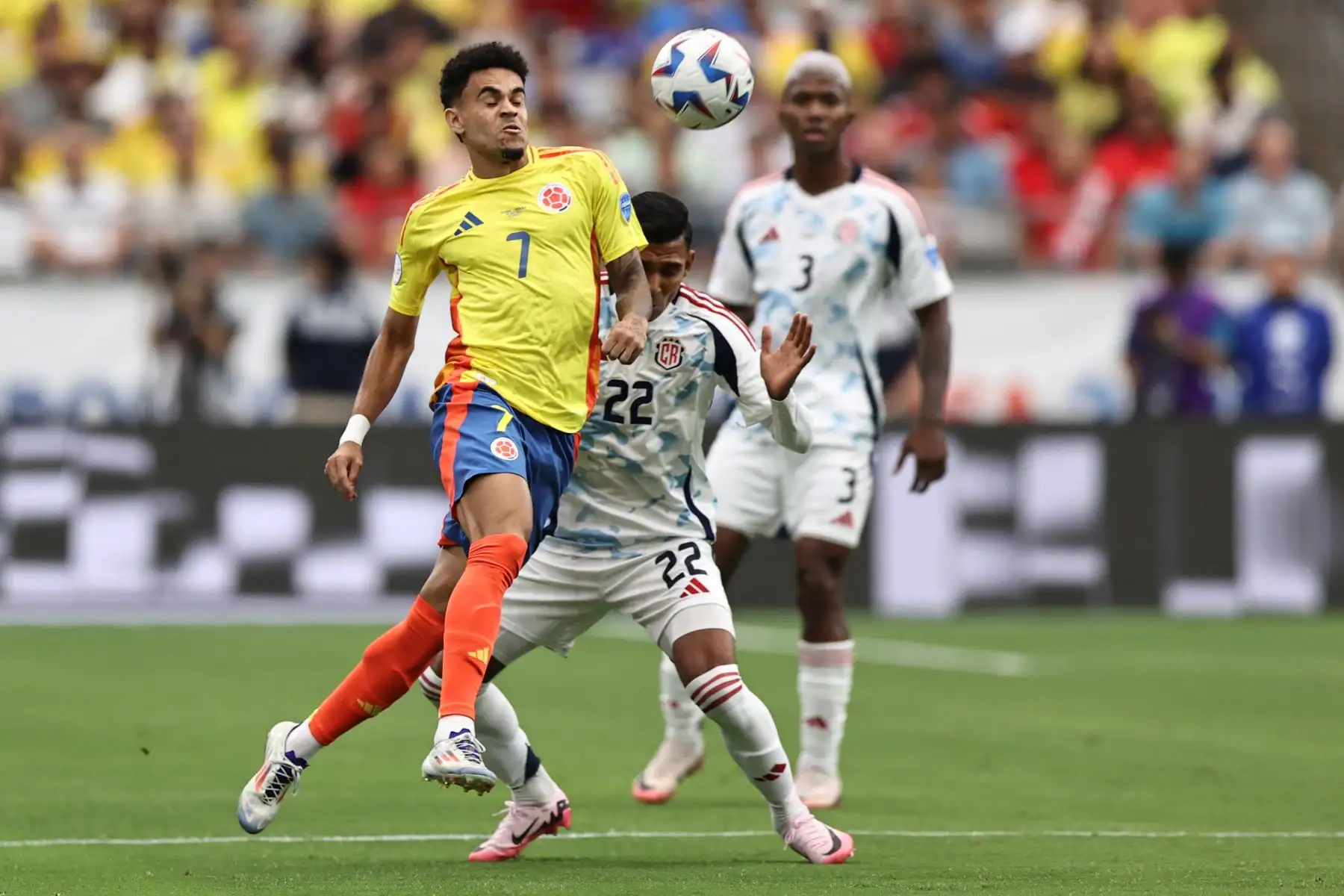 Luis Díaz de Colombia desafía el balón con Haxzel Quirós de Costa Rica durante el partido del Grupo D de la CONMEBOL Copa América 2024 entre Colombia y Costa Rica. Foto: ANDINA/ AFP