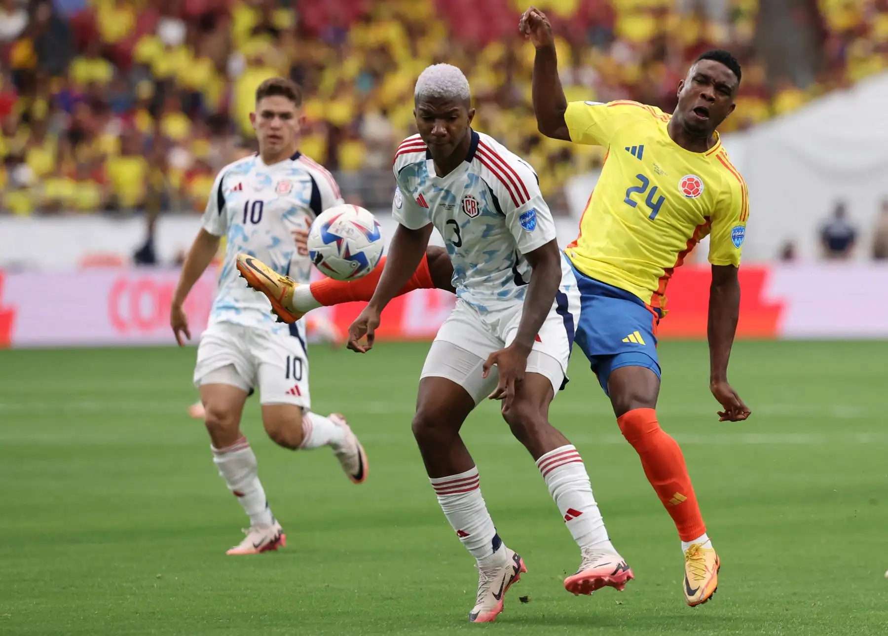Jeyland Mitchell de Costa Rica desafía el balón con Jhon Córdoba de Colombia durante el partido del Grupo D de la CONMEBOL Copa América 2024 entre Colombia y Costa Rica. Foto: ANDINA/ AFP