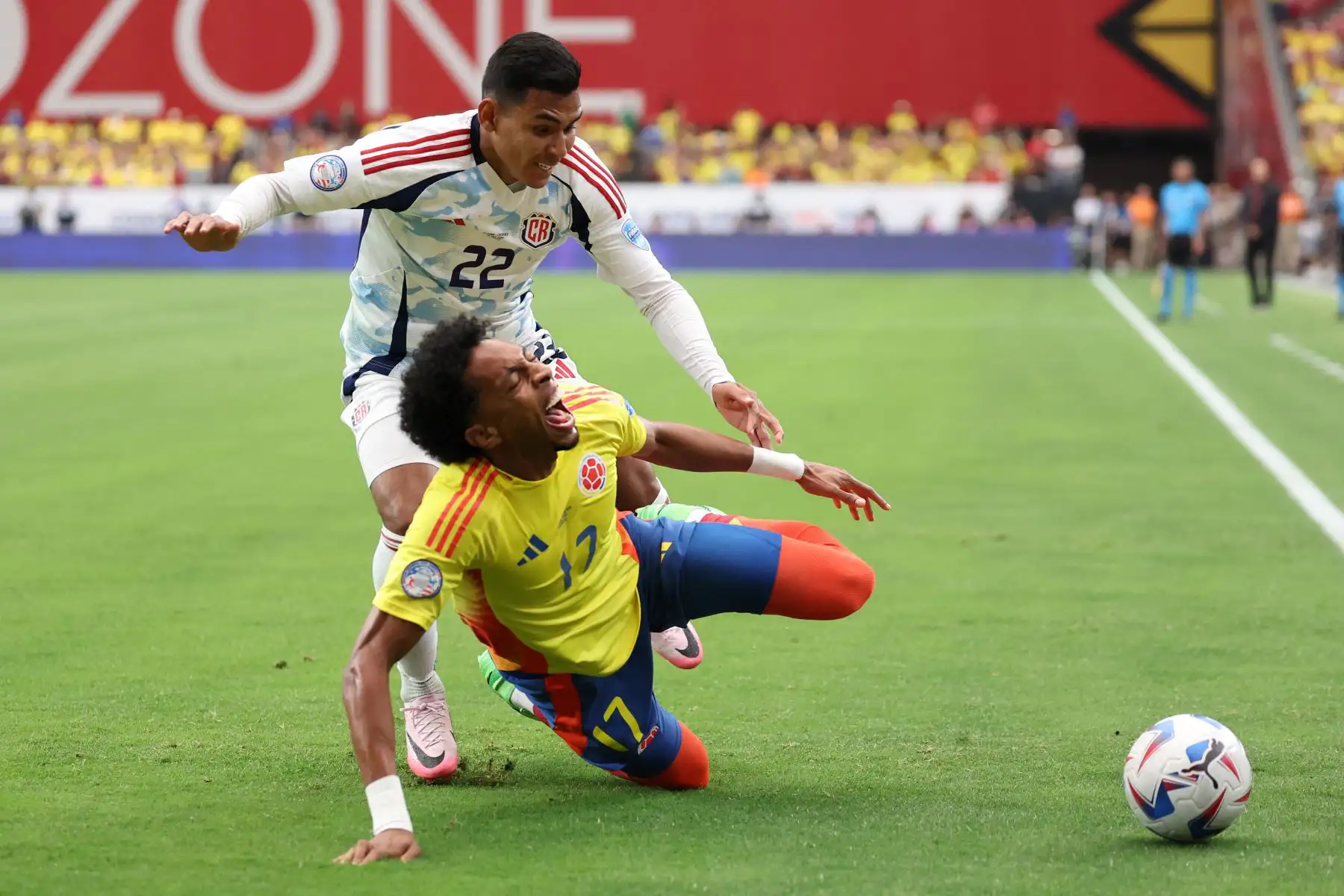 Haxzel Quirós de Costa Rica desafía el balón con Johan Mojica de Colombia durante el partido del Grupo D de la CONMEBOL Copa América 2024 entre Colombia y Costa Rica. Foto. ANDINA/AFP