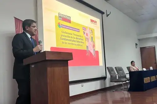 El presidente ejecutivo de Servir, Guillermo Valdiviezo Payva, indicó que los servidores públicos recibirán herramientas y conocimientos necesarios para desempeñar sus funciones de manera más eficiente y eficaz a favor de la población. ANDINA/ Servir.