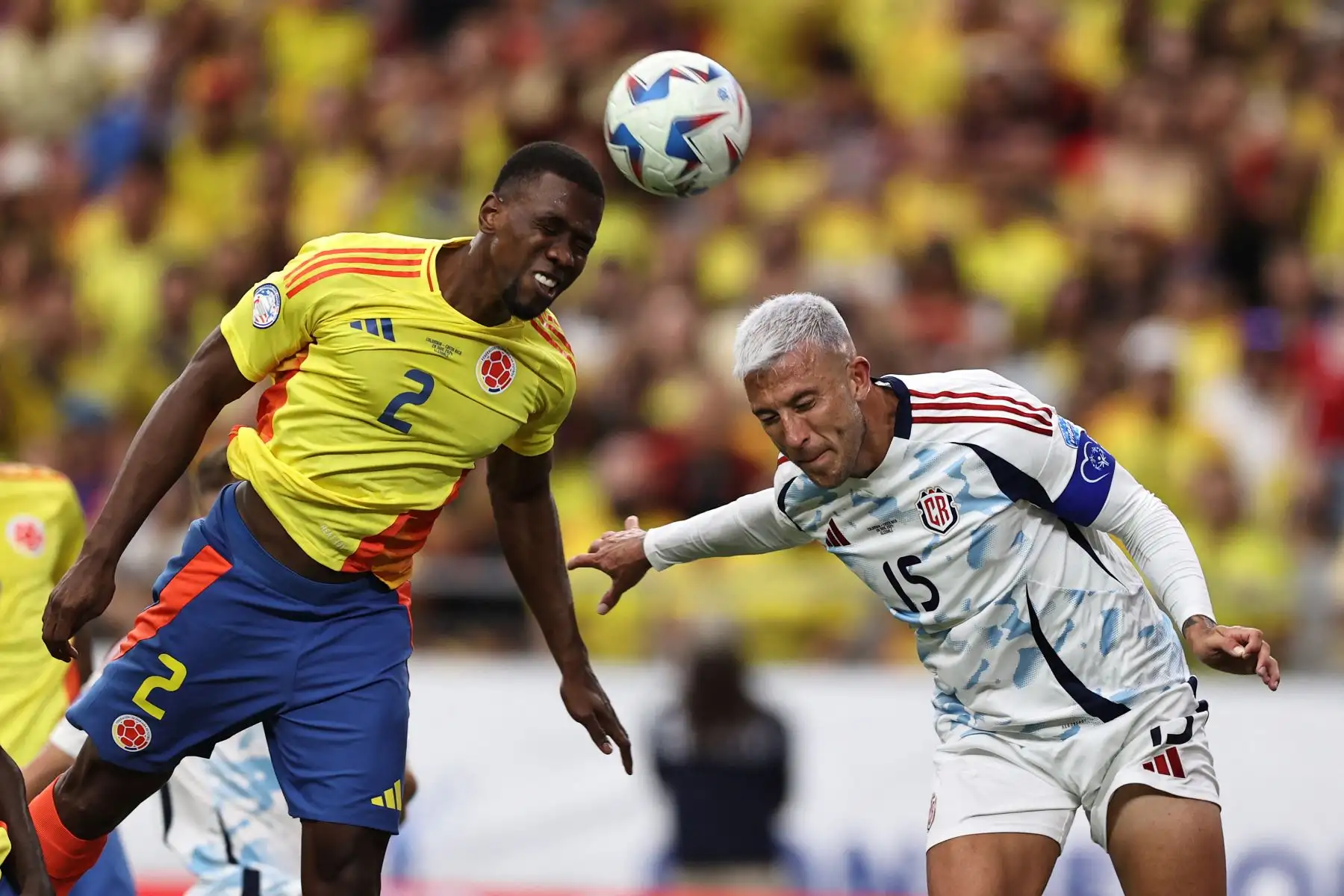 Carlos Cuesta de Colombia desafía el balón con Francisco Calvo de Costa Rica durante el partido del Grupo D de la CONMEBOL Copa América 2024 entre Colombia y Costa Rica. Foto: ANDINA/ AFP