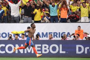 Jhon Córdoba de Colombia celebra luego de anotar el tercer gol de su equipo en la Copa América. Foto: AFP