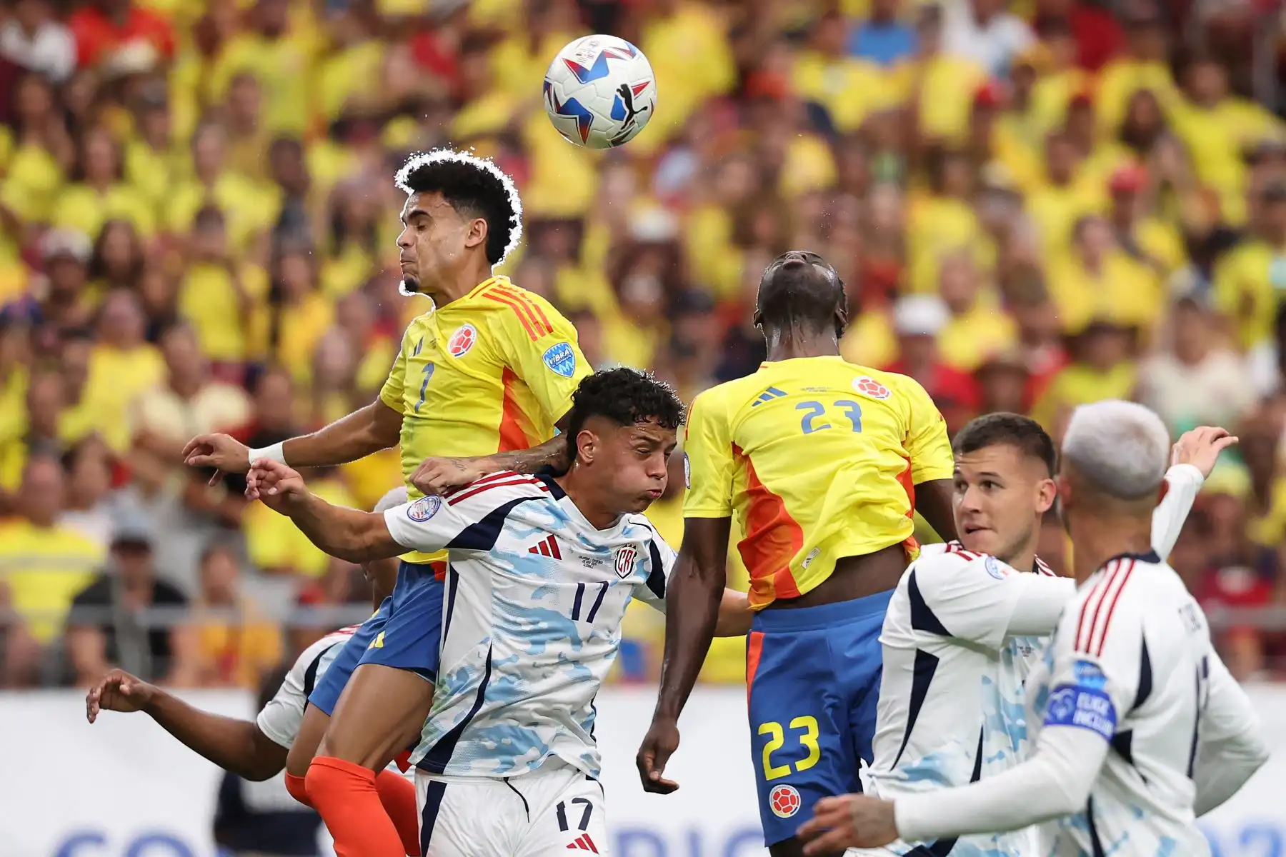 Luis Díaz y Davinson Sánchez de Colombia luchan por la posesión con Warren Madrigal de Costa Rica durante el partido del Grupo D de la CONMEBOL Copa América 2024 entre Colombia y Costa Rica. 
Foto. ANDINA/ AFP