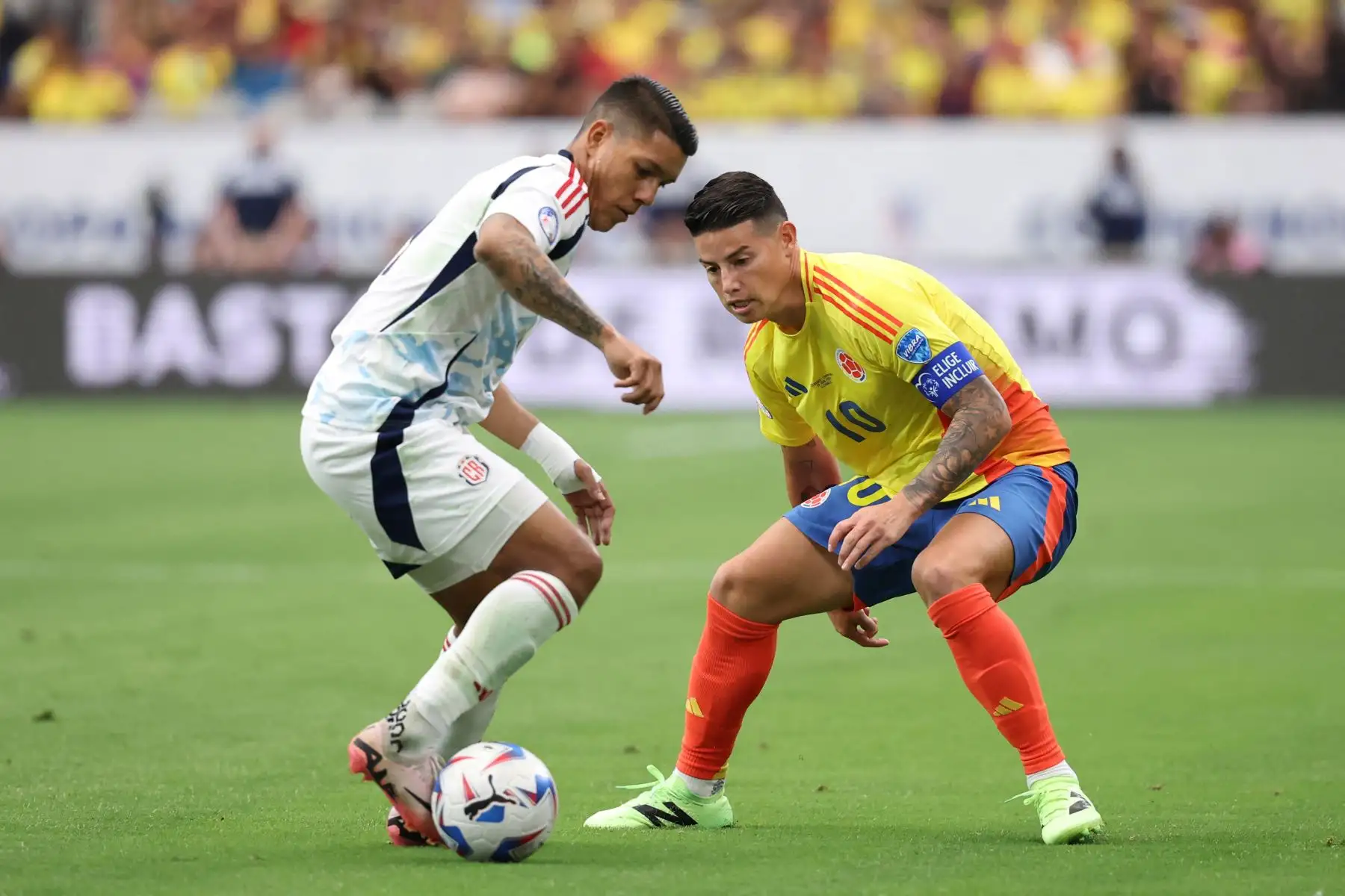 Orlando Galo de Costa Rica desafía el balón con James Rodríguez de Colombia durante el partido del Grupo D de la CONMEBOL Copa América 2024 entre Colombia y Costa Rica. Foto. ANDINA/ AFP