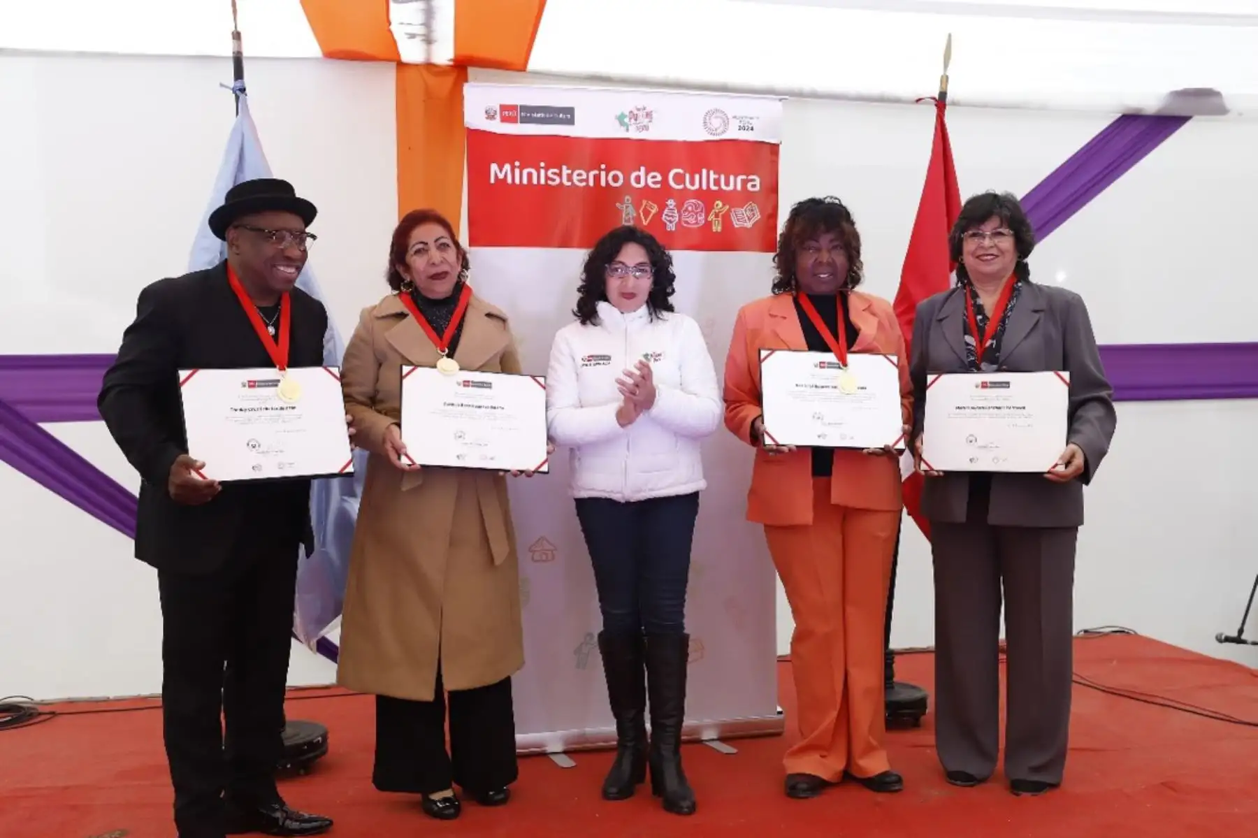 Ministra Leslie Urteaga participó de hito histórico en San Luis de Cañete, donde distinguió como Personalidad Meritoria de la Cultura a destacados ciudadanos afroperuanos. Foto: Difusión