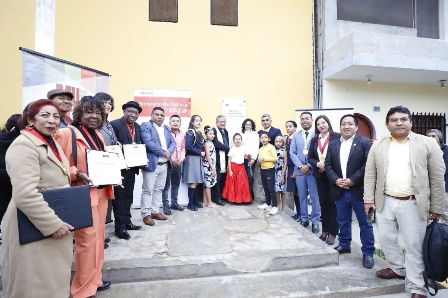 Ministra Leslie Urteaga participó de hito histórico en San Luis de Cañete, donde distinguió como Personalidad Meritoria de la Cultura a destacados ciudadanos afroperuanos. Foto: Difusión