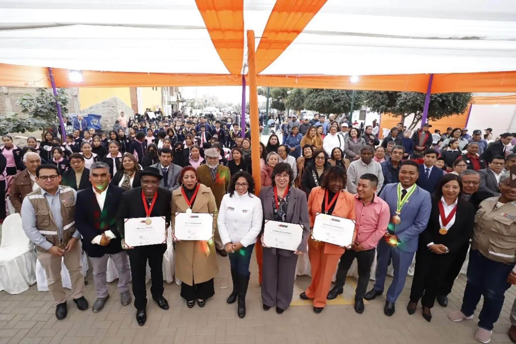 Ministra Leslie Urteaga participó de hito histórico en San Luis de Cañete, donde distinguió como Personalidad Meritoria de la Cultura a destacados ciudadanos afroperuanos. Foto: Difusión