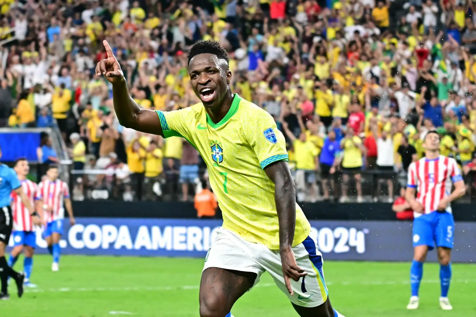 El delantero brasileño Vinicius Junior celebra marcar el tercer gol de su equipo durante el partido de fútbol del grupo D del torneo Copa América Conmebol 2024 entre Paraguay y Brasil. Foto: ANDINA/AFP
