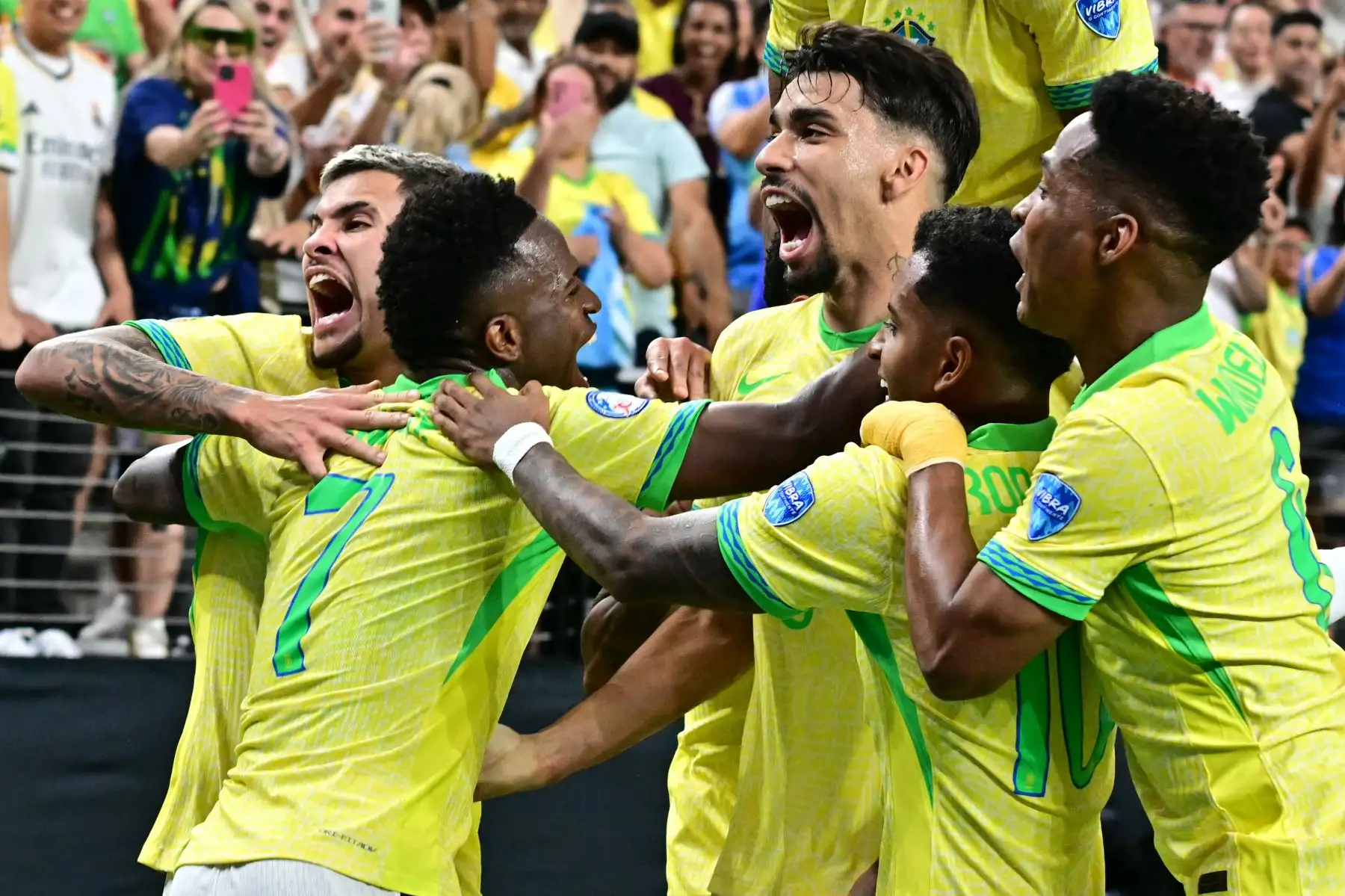 El delantero brasileño  Vinicius Junior celebra con sus compañeros después de anotar el tercer gol de su equipo durante el partido de fútbol del grupo D del torneo Conmebol Copa América 2024 entre Paraguay y Brasil. 
Foto: ANDINA/AFP