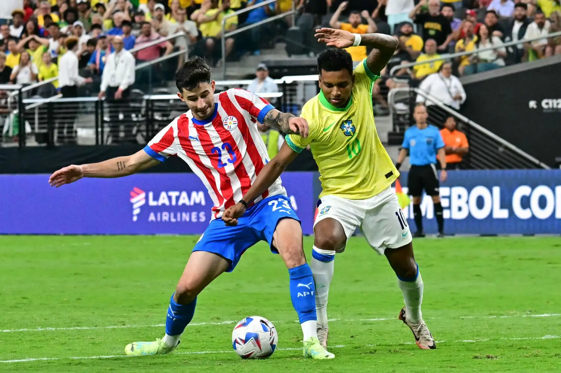 El mediocampista de Paraguay Mathias Villasanti lucha por el balón con el delantero de Brasil Rodrygo durante el partido de fútbol del grupo D del torneo Conmebol Copa América 2024 entre Paraguay y Brasil. Foto: ANDINA/AFP