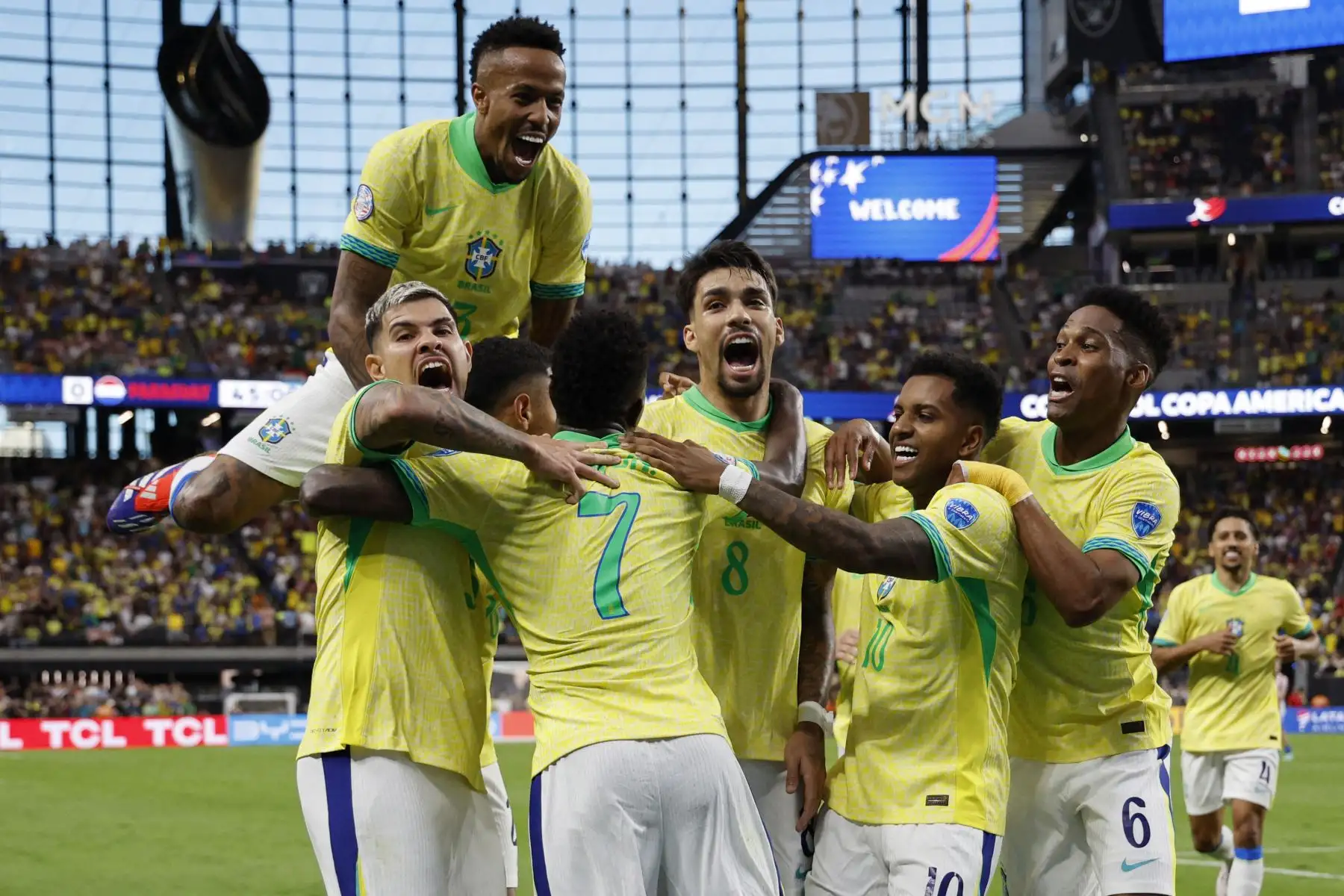 Vinicius Junior de Brasil celebra luego de anotar el tercer gol del equipo durante el partido del Grupo D de la CONMEBOL Copa América 2024 entre Paraguay y Brasil. Foto. ANDINA/AFP