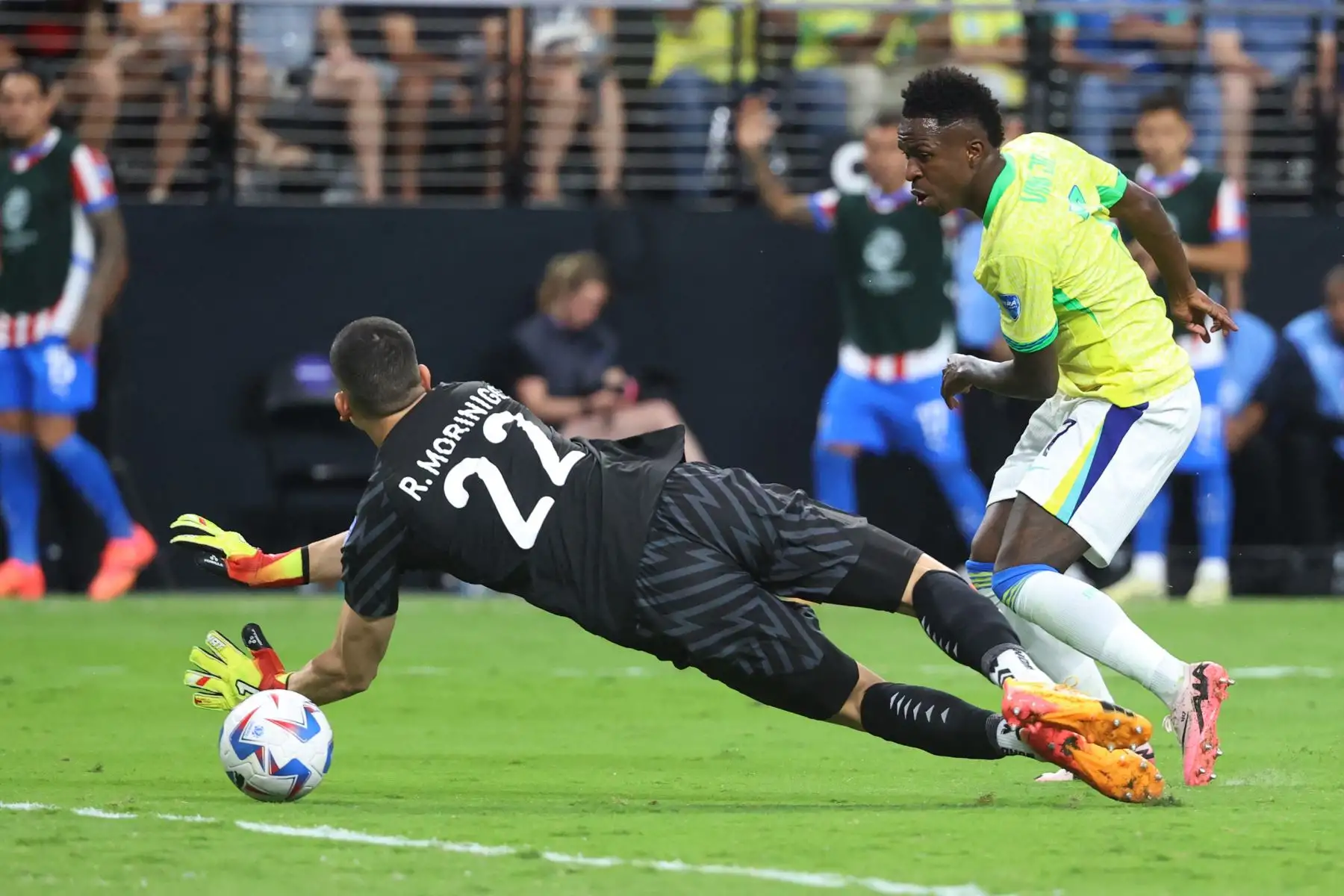 Vinicius Junior de Brasil anota el primer gol del equipo durante el partido del Grupo D de la CONMEBOL Copa América 2024 entre Paraguay y Brasil. Foto. ANDINA/AFP