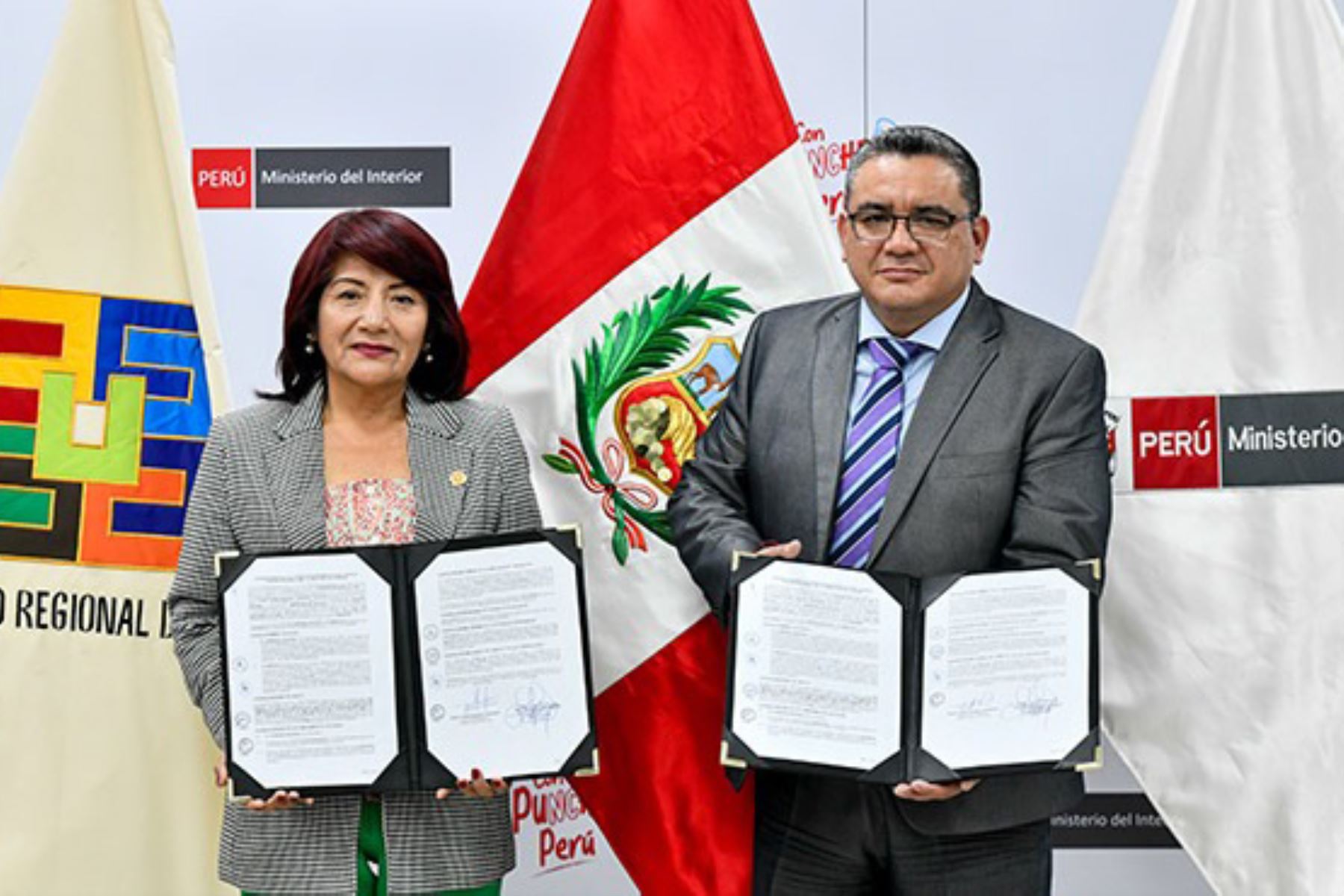 El ministro del Interior, Juan José Santiváñez, y la gobernadora regional de Lima, Rosa Vásquez, suscribieron el convenio de cooperación interinstitucional. ANDINA/ Mininter.