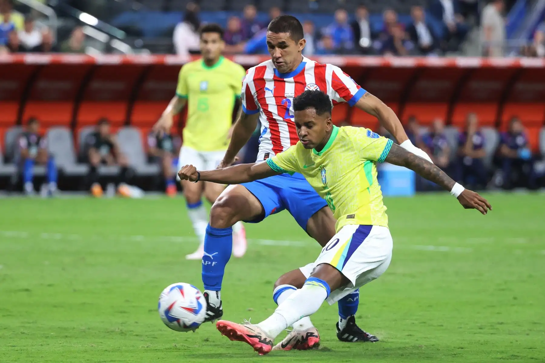Gustavo Velázquez de Paraguay desafía el balón con Rodrygo de Brasil durante el partido del Grupo D de la CONMEBOL Copa América 2024 entre Paraguay y Brasil. Foto:ANDINA/ AFP