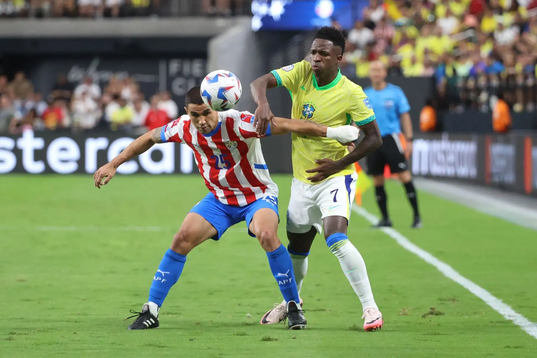 Gustavo Velázquez de Paraguay desafía el balón con Vinicius Junior de Brasil durante el partido del Grupo D de la CONMEBOL Copa América 2024 entre Paraguay y Brasil. Foto: ANDINA/ AFP