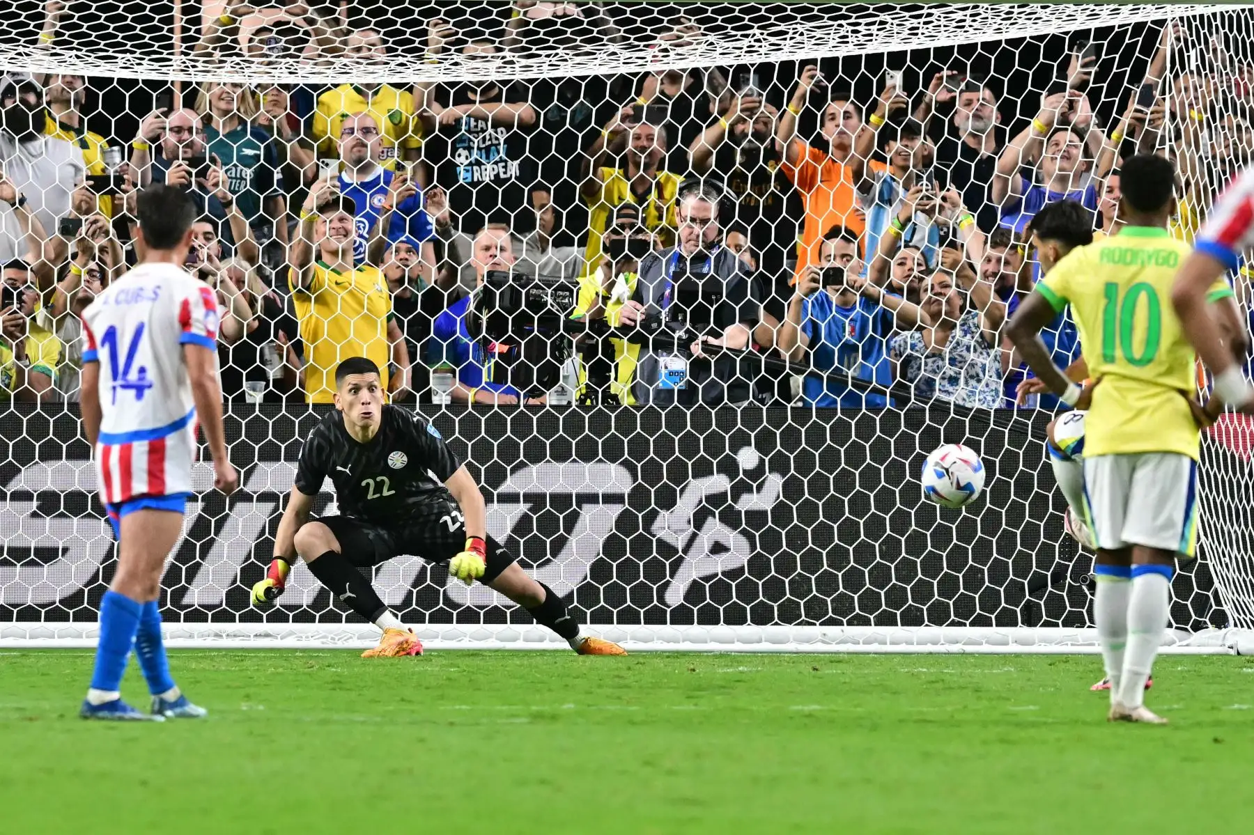 El mediocampista brasileño  Lucas Paqueta patea para marcar un penal durante el partido de fútbol del grupo D del torneo Conmebol Copa América 2024 entre Paraguay y Brasil. Foto: ANDINA/AFP