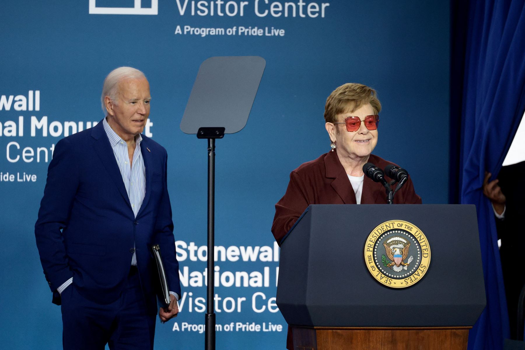 Elton John y el presidente Joe Biden hablan en el escenario de la gran ceremonia de inauguración del Centro de Visitantes del Monumento Nacional Stonewall organizada por Pride Live en el Centro de Visitantes del Monumento Nacional Stonewall el 28 de junio de 2024 en la ciudad de Nueva York. Foto: AFP