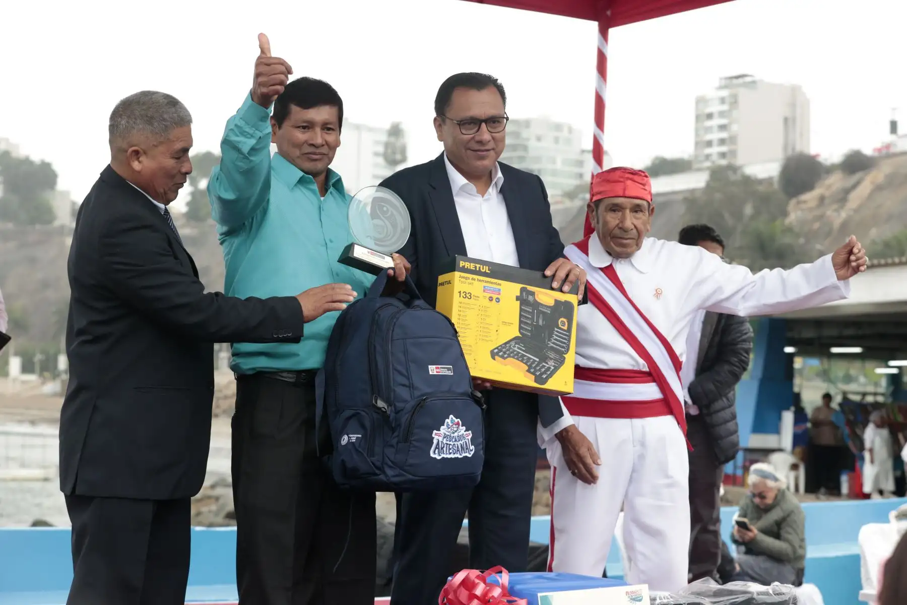 En el marco del Día del Pescador, el ministro de la Producción, Sergio González, participa en la ceremonia de celebración del día del Pescador Artesanal del año 2024” que se realiza en las instalaciones del DPA Chorrillos. Foto: ANDINA/Vidal Tarqui