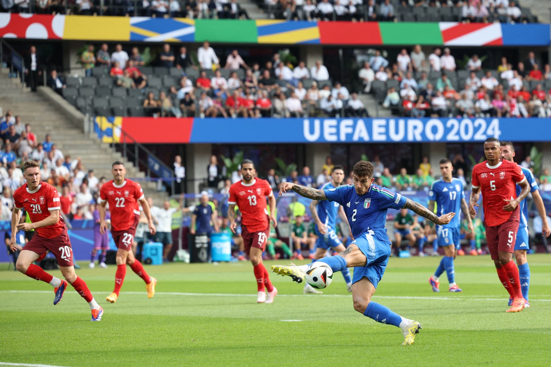 El defensor italiano  Giovanni Di Lorenzo patea el balón durante el partido de fútbol de octavos de final de la UEFA Euro 2024 entre Suiza e Italia en el Olympiastadion de Berlín. Foto: AFP