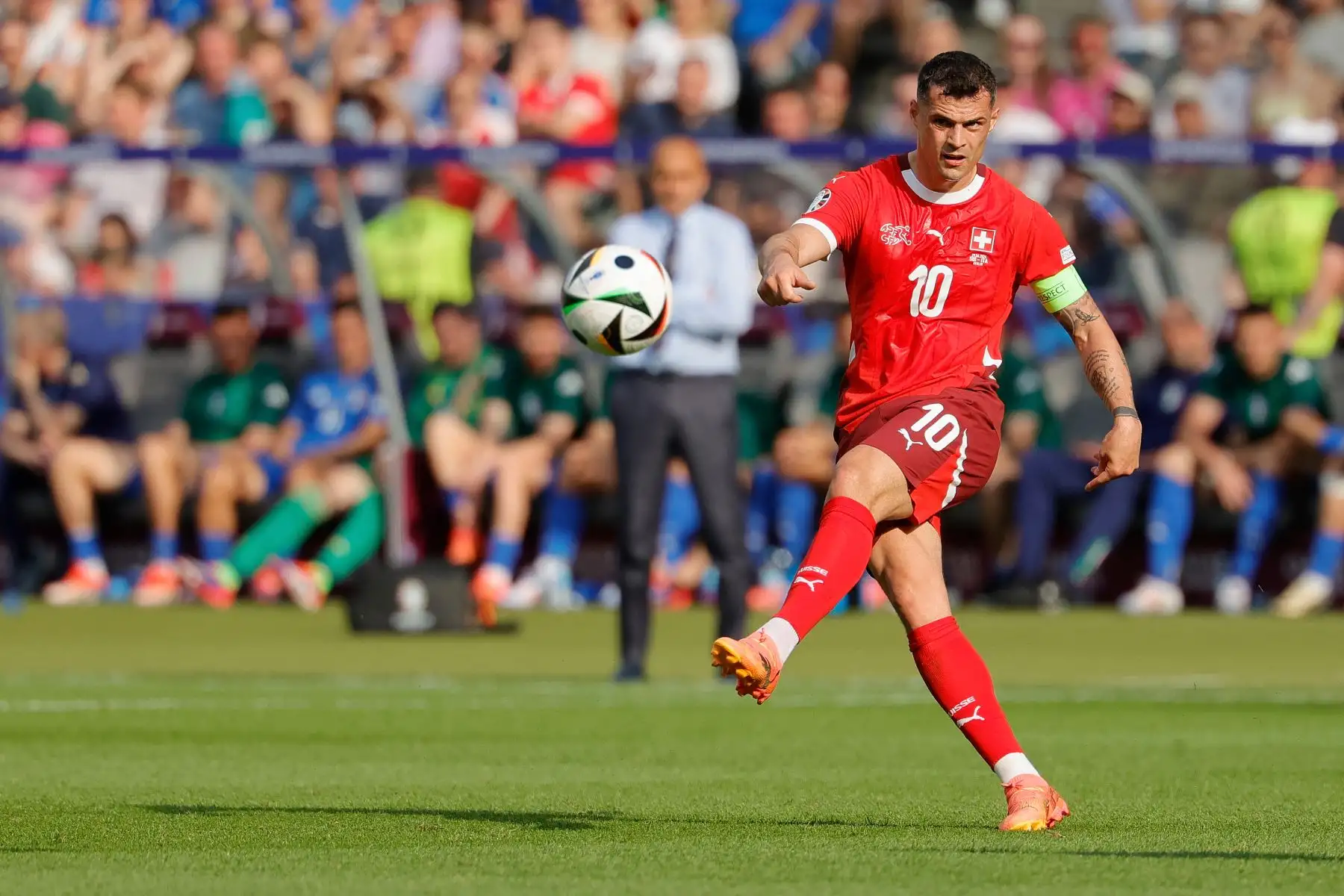 El centrocampista suizo  Granit Xhaka pasa el balón durante el partido de fútbol de octavos de final de la UEFA Euro 2024 entre Suiza e Italia. AFP