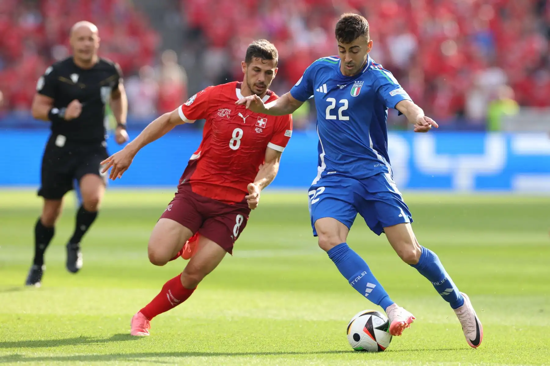 El delantero italiano  Stephan El Shaarawy lucha por el balón con el mediocampista suizo #08 Remo Freuler durante el partido de octavos de final de la UEFA Euro 2024 entre Suiza e Italia. AFP