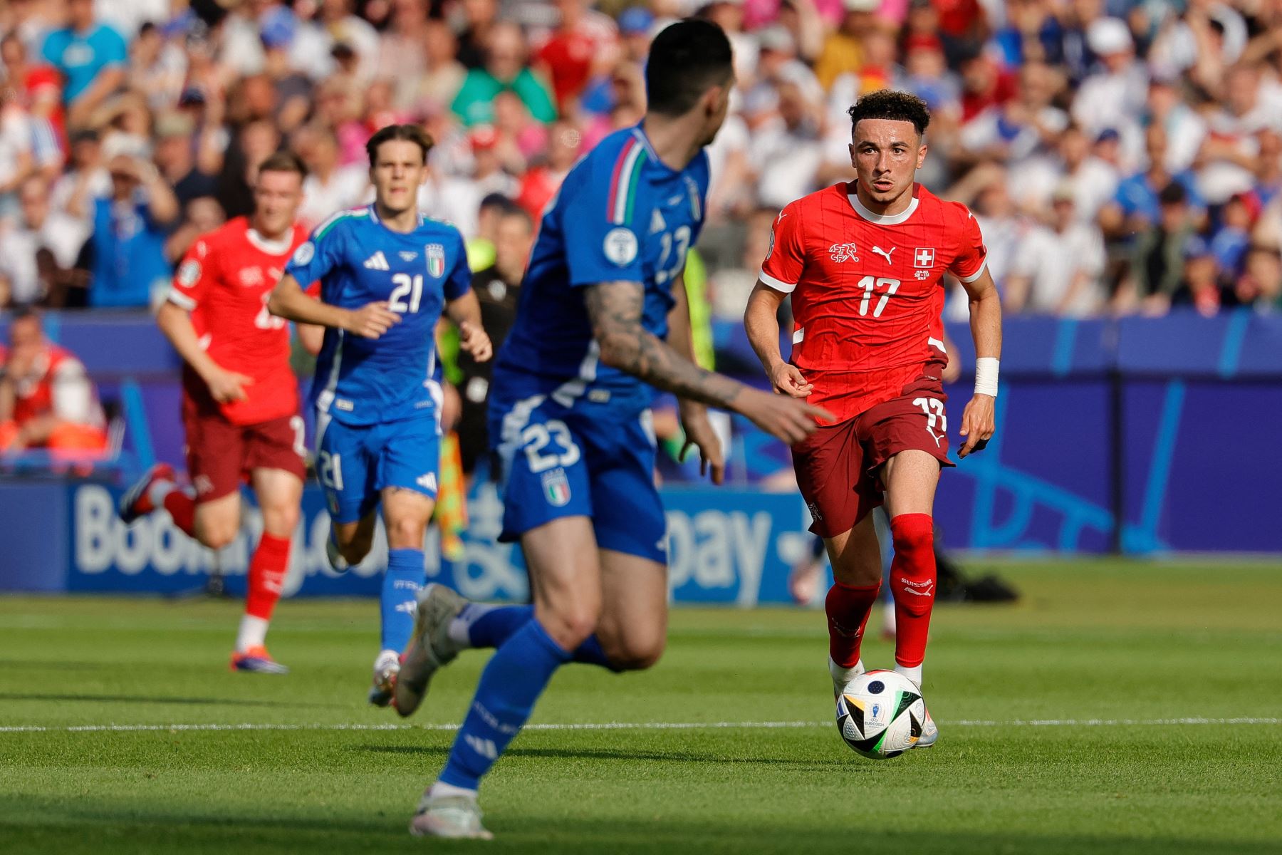 El centrocampista suizo  Rubén Vargas corre con el balón durante el partido de fútbol de octavos de final de la UEFA Euro 2024 entre Suiza e Italia. AFP