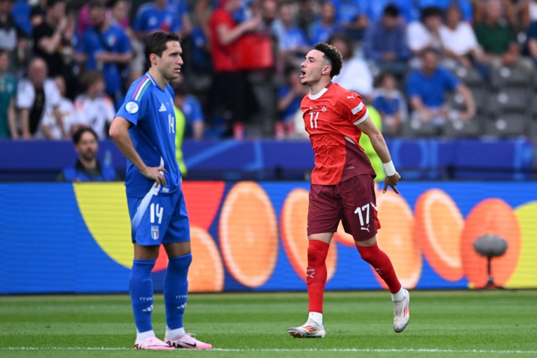 Ruben Vargas celebra el segundo gol de Suiza ante Italia