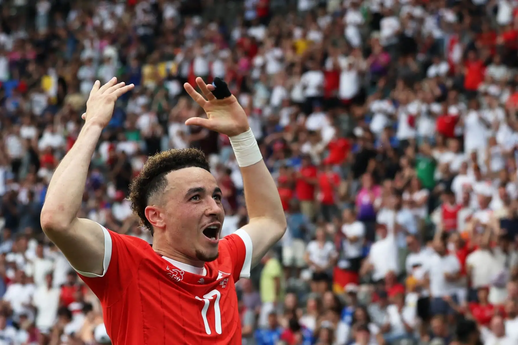El centrocampista suizo Rubén Vargas celebra marcar el segundo gol de su equipo durante el partido de octavos de final de la UEFA Euro 2024 entre Suiza e Italia. Foto: AFP