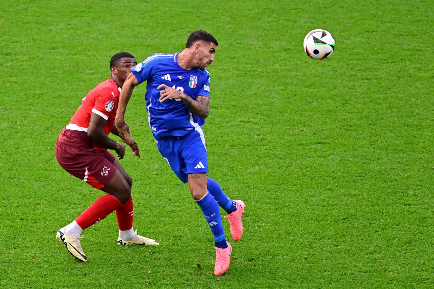 El centrocampista italiano Lorenzo Pellegrini encabeza el balón durante el partido de octavos de final de la UEFA Euro 2024 entre Suiza e Italia. AFP
