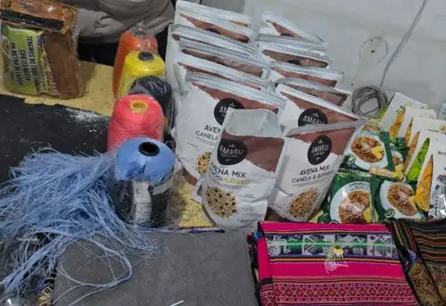 La Superintendencia Nacional de Aduanas y de Administración Tributaria (Sunat) y la Policía Nacional del Perú intervinieron en el Aeropuerto Internacional Alejandro Astete, en el Cusco, a un pasajero de nacionalidad brasileña que pretendía llevar 19 kilos de clorhidrato de cocaína escondida en paquetes de uña de gato, avena, hilos de lana y bolsos artesanales.