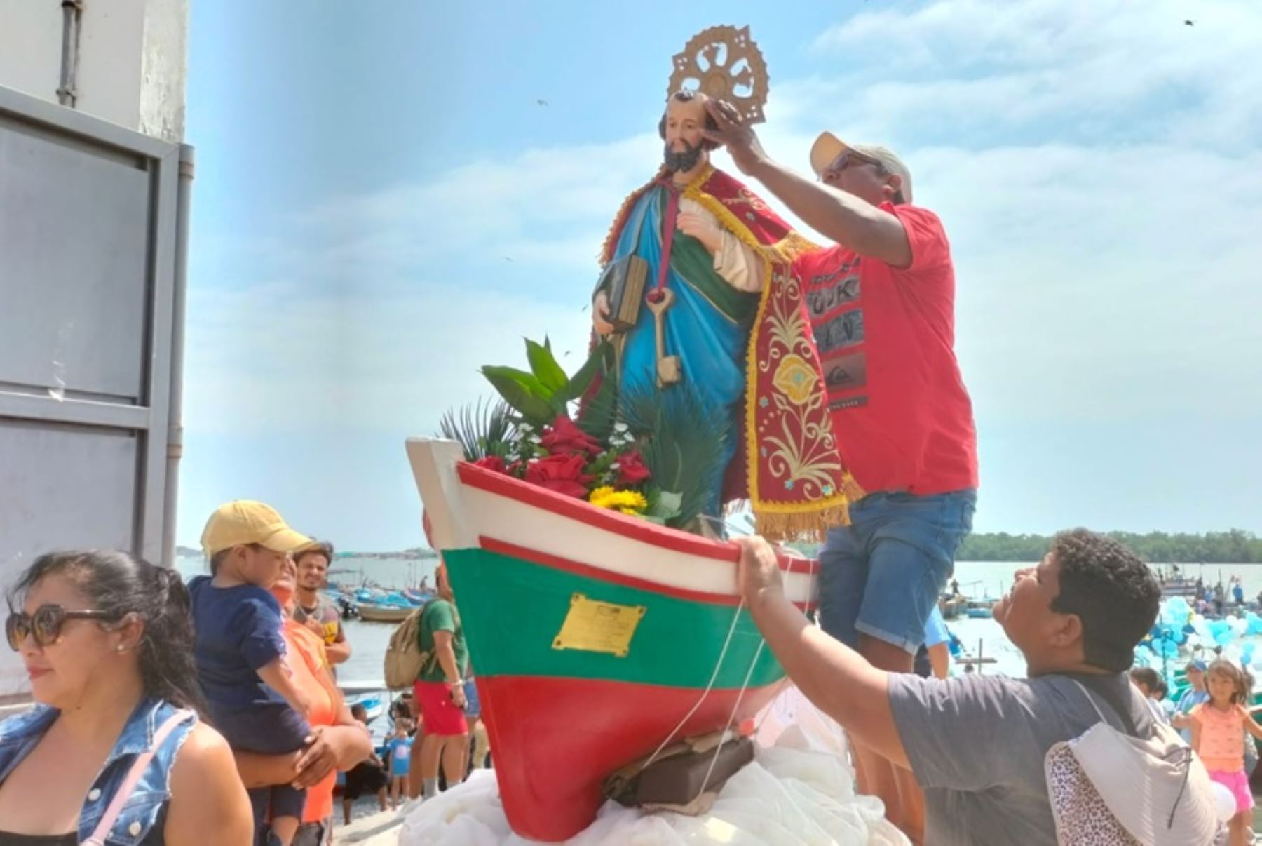 En la Festividad de San Pedro y San Pablo, diversas caletas de pescadores realizaron la procesión en la costa de Tumbes y el pedido común fue que las autoridades de mar desarticulan las Bandas de piratas que operan en altamar.