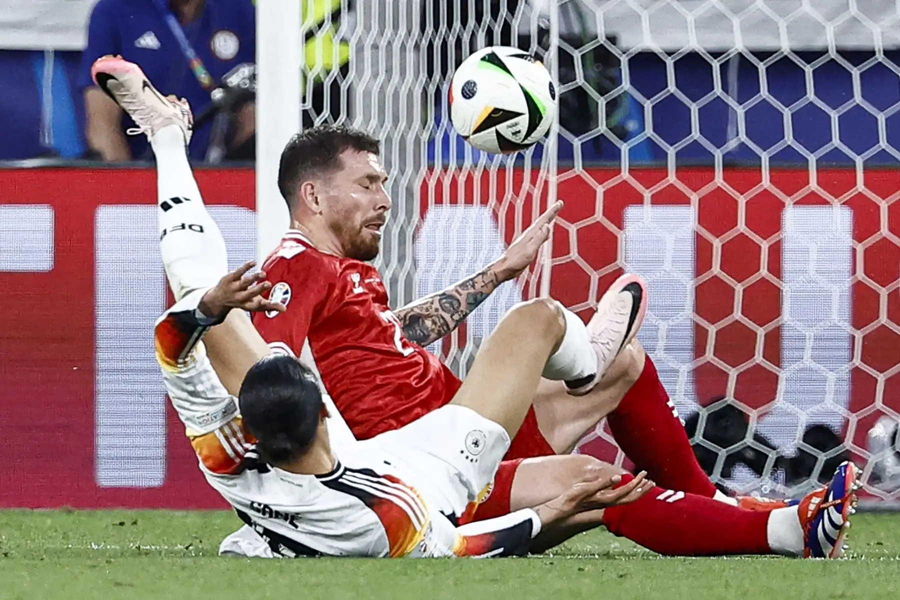 El mediocampista danés  Pierre-Emile Hojbjerg y el mediocampista alemán  Leroy Sane chocan durante el partido de octavos de final de la UEFA Euro 2024 entre Alemania y Dinamarca. AFP