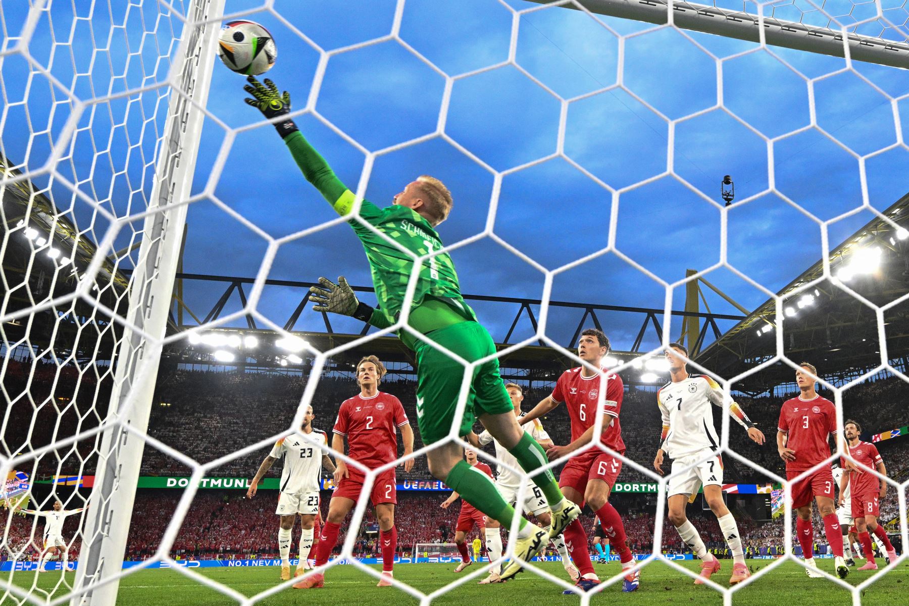 El portero danés Kasper Schmeichel desvía el balón durante el partido de fútbol de octavos de final de la UEFA Euro 2024 entre Alemania y Dinamarca. AFP